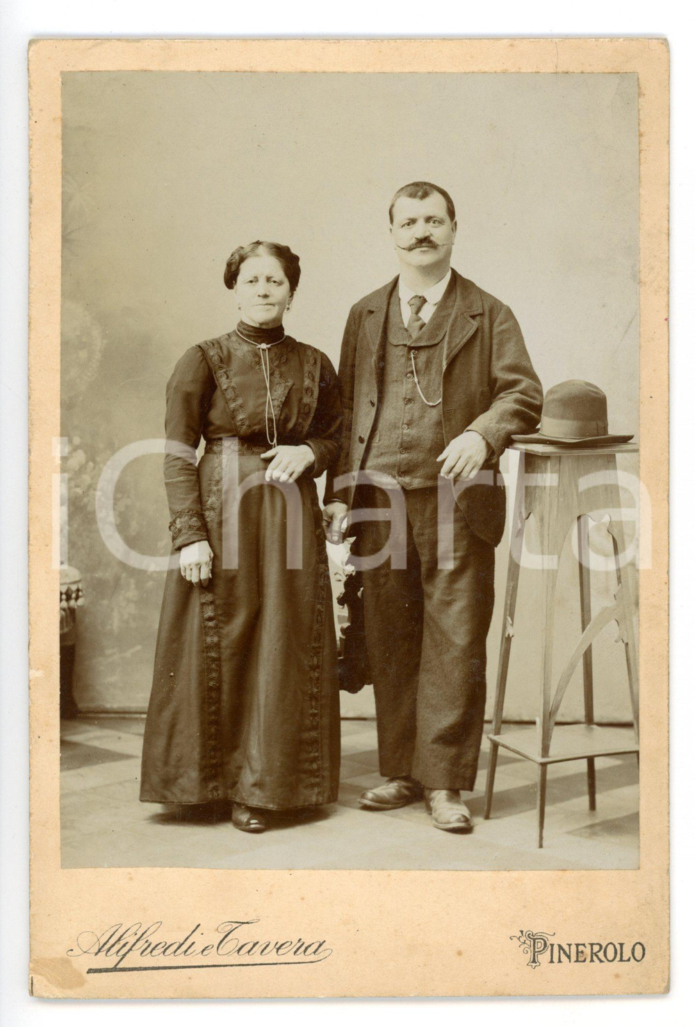 1900 ca PINEROLO Ritratto di una coppia di coniugi ^Foto ALFREDI & TAVERA 11x16 Fotografia d'epoca montata su cartoncino rigido.FOTOGRAFO: Alfredi &amp; Tavera - Pinerolo, via BunivaCONDIZIONI: FAIR (piccola piegatura all'angolo inferiore sinistro del cartoncino; lievi macchie)FORMATO: 11x16 cm    originale e autentica 1