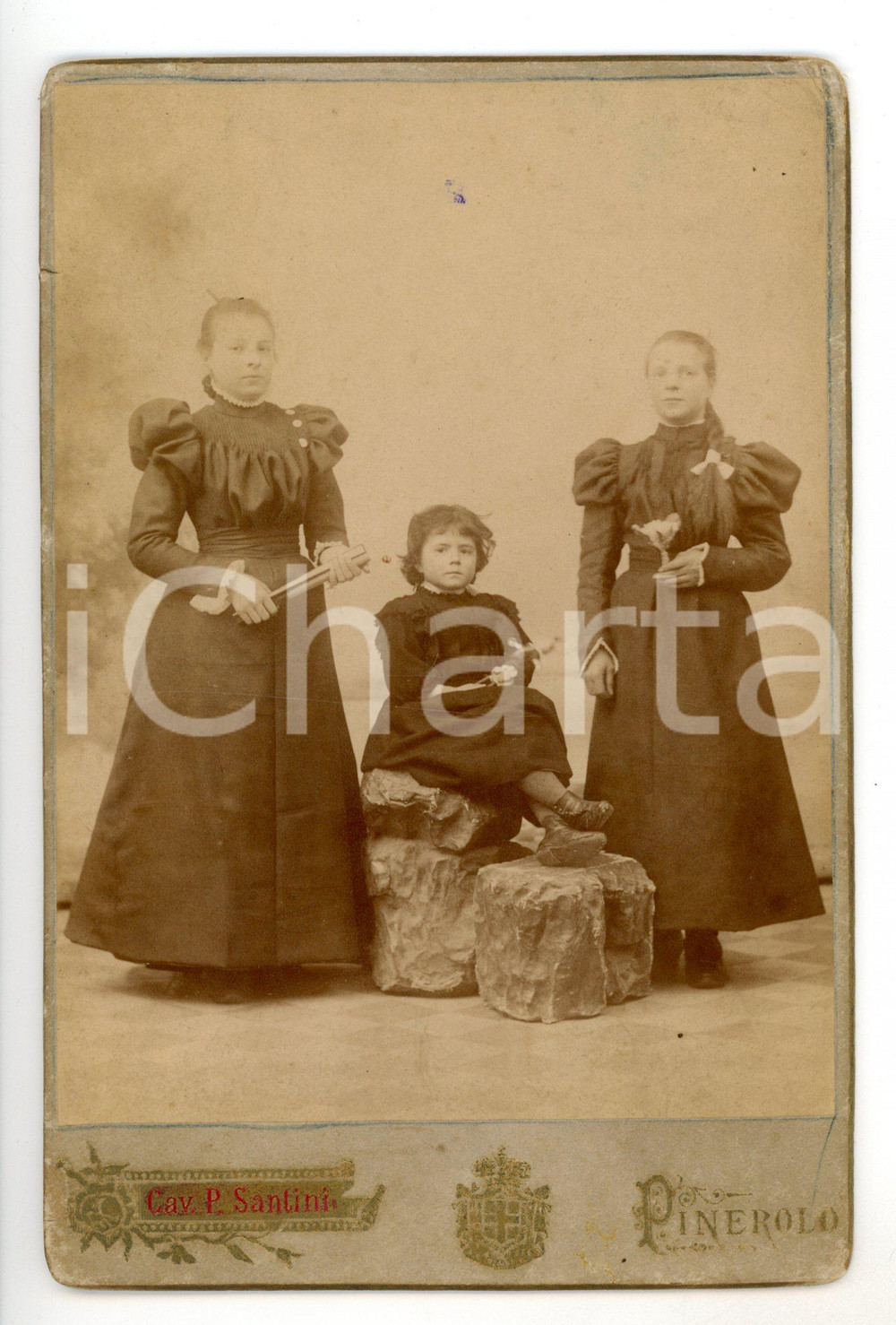 Fotografia d epoca originale 1895 ca PINEROLO Ritratto di tre sorelle in abito scuro  Foto CURIOSA 11x16 cm 1