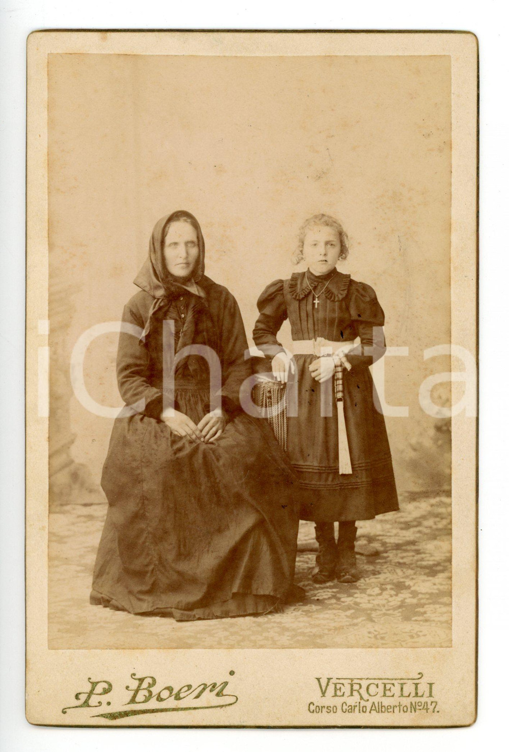 Fotografia d epoca originale 1890 ca VERCELLI Ritratto di madre e figlia vestite a lutto Foto BOERI 11x16 cm 1