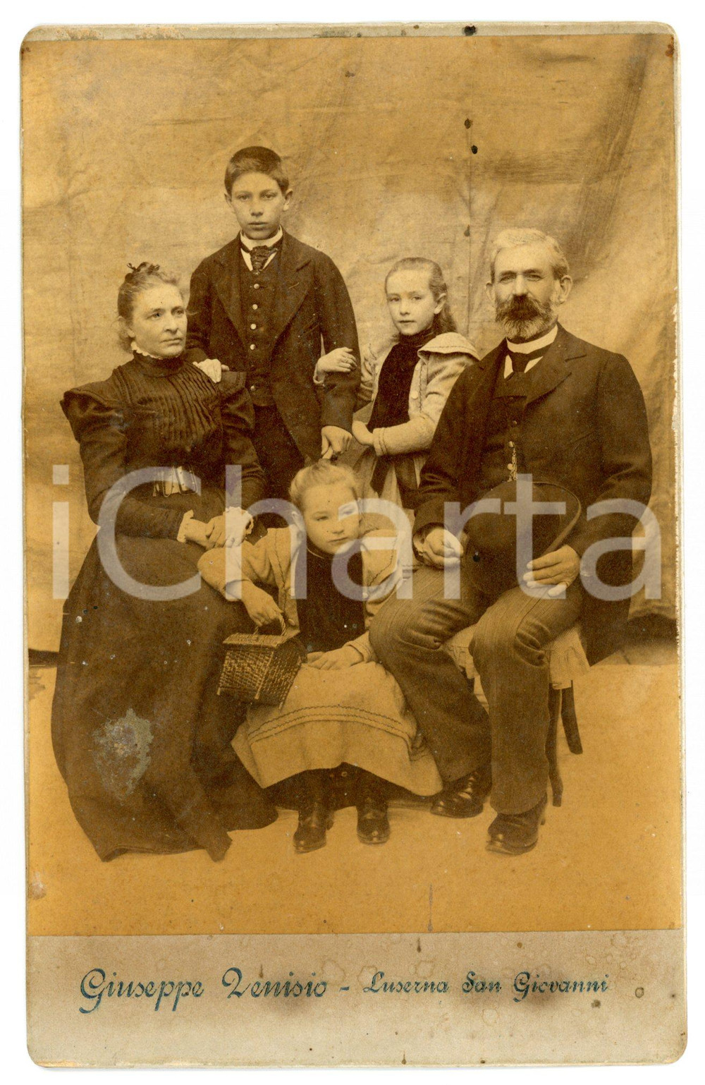 1900 ca LUSERNA SAN GIOVANNI Ritratto di famiglia con tre bambini *Foto VENISIO
