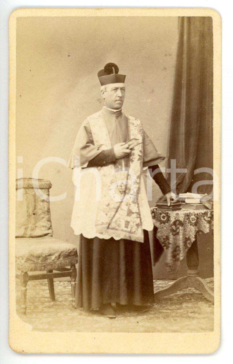Fotografia d epoca originale 1870 ca PIEMONTE ? Ritratto di vescovo con breviario  Fotografia CDV 1
