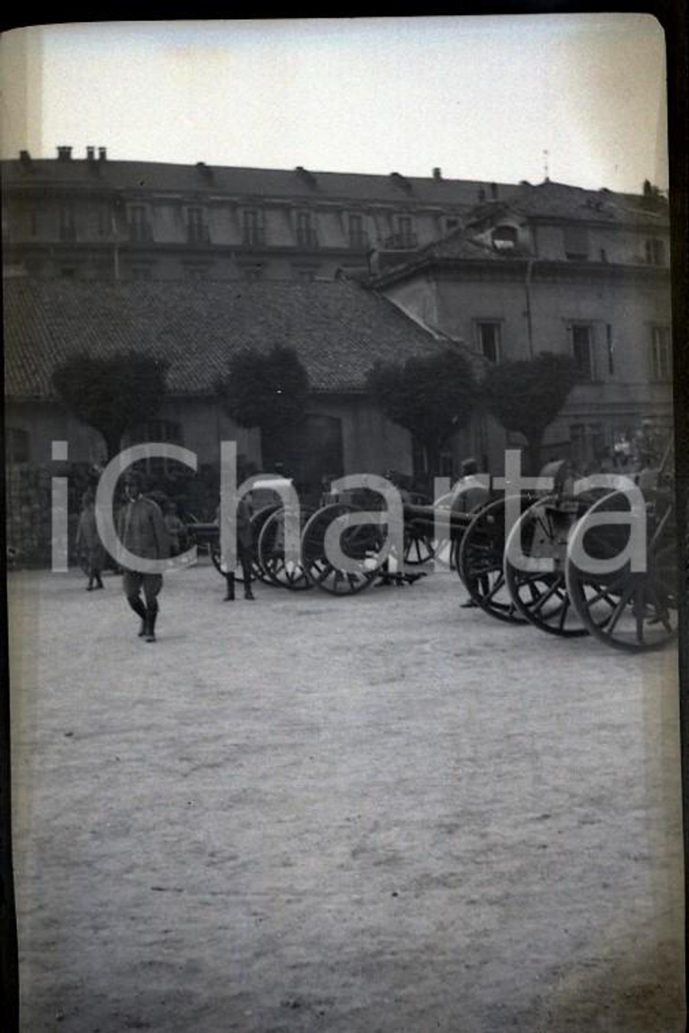 1917 WW1 ESERCITO ITALIANO PIEMONTE Interni caserma cannoni NEGATIVO ORIGINALE   Negativo originale in bianco e nero, su pellicola, in formato cm 6 x 8 CONDIZIONI: FAIR ICharta mette in vendita, sul negozio eBay e in esclusiva sul sito "icharta" il proprio archivio composto da numerose diapositive e negativi fotografici d'epoca, tutti originali e autentici, che attraversano la storia del costume italiano tra gli la fine degli anni Sessanta e Novanta.Si tratta di uno sguardo inedito sull'attualità, la politica, la vita quotidiana, il gossip e la cultura, che fotografa il cambiamento della nazione in quest'ultimo scorcio del XX secolo. Un'occasione unica per il mercato del collezionismo, che vede finalmente disponibile un archivio eccezionale per vastità, tematiche e condizioni, in un settore (il negativo fotografico e la diapositiva) di assoluta novità e dalle interessanti prospettive di investimento. FAIR/discreto   originale e autentica 1