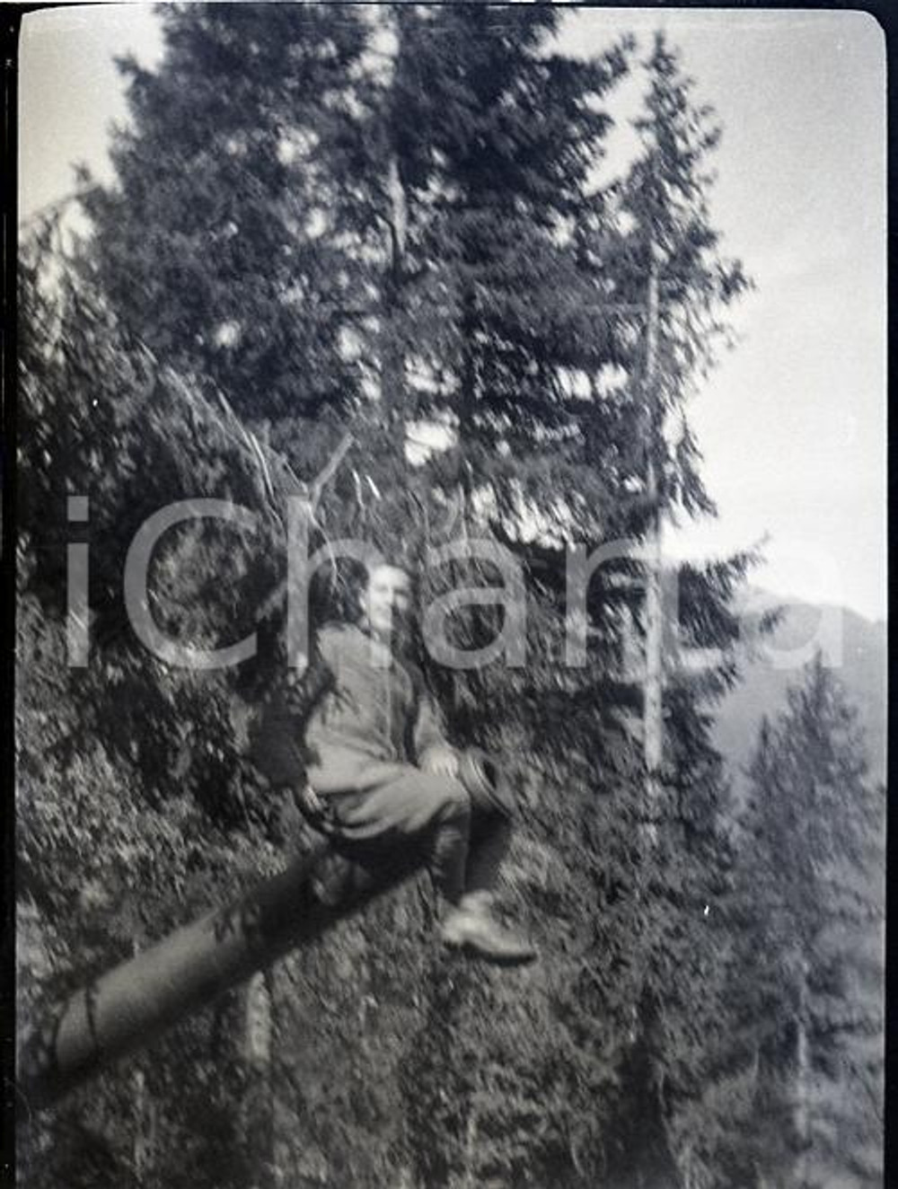 1915 WW1 ESERCITO ITALIANO Militare su canna di cannone NEGATIVO ORIGINALE   Negativo originale in bianco e nero, su pellicola, in formato cm 6 x 8 CONDIZIONI: FAIR ICharta mette in vendita, sul negozio eBay e in esclusiva sul sito "icharta" il proprio archivio composto da numerose diapositive e negativi fotografici d'epoca, tutti originali e autentici, che attraversano la storia del costume italiano tra gli la fine degli anni Sessanta e Novanta.Si tratta di uno sguardo inedito sull'attualità, la politica, la vita quotidiana, il gossip e la cultura, che fotografa il cambiamento della nazione in quest'ultimo scorcio del XX secolo. Un'occasione unica per il mercato del collezionismo, che vede finalmente disponibile un archivio eccezionale per vastità, tematiche e condizioni, in un settore (il negativo fotografico e la diapositiva) di assoluta novità e dalle interessanti prospettive di investimento. GOOD/buono   originale e autentica 1