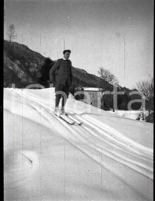 6X4cm NEGATIVO ORIGINALE * 1915 WW1 ESERCITO ITALIANO Militare posa con sci (2)   Negativo originale in bianco e nero, in formato cm 6 x 4 CONDIZIONI: FAIR (rozzamente rifilato e rigato) ICharta mette in vendita, sul negozio eBay e in esclusiva sul sito "icharta" il proprio archivio composto da numerose diapositive e negativi fotografici d'epoca, tutti originali e autentici, che attraversano la storia del costume italiano tra gli la fine degli anni Sessanta e Novanta.Si tratta di uno sguardo inedito sull'attualit&agrave;, la politica, la vita quotidiana, il gossip e la cultura, che fotografa il cambiamento della nazione in quest'ultimo scorcio del XX secolo. Un'occasione unica per il mercato del collezionismo, che vede finalmente disponibile un archivio eccezionale per vastit&agrave;, tematiche e condizioni, in un settore (il negativo fotografico e la diapositiva) di assoluta novit&agrave; e dalle interessanti prospettive di investimento.     originale e autentica 1