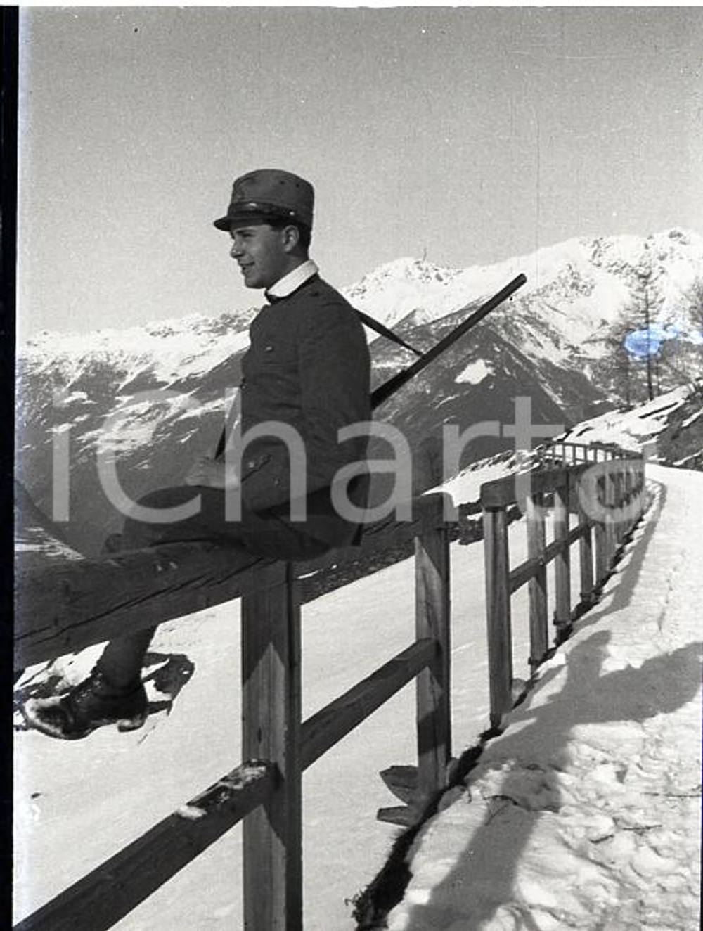 1915 WW1 ESERCITO ITALIANO Militare in osservazione 3 NEGATIVO FOTOGRAFICO   Negativo originale in bianco e nero, in formato cm 6 x 4 CONDIZIONI: FAIR (rozzamente rifilato e macchie) ICharta mette in vendita, sul negozio eBay e in esclusiva sul sito "icharta" il proprio archivio composto da numerose diapositive e negativi fotografici d'epoca, tutti originali e autentici, che attraversano la storia del costume italiano tra gli la fine degli anni Sessanta e Novanta.Si tratta di uno sguardo inedito sull'attualit&agrave;, la politica, la vita quotidiana, il gossip e la cultura, che fotografa il cambiamento della nazione in quest'ultimo scorcio del XX secolo. Un'occasione unica per il mercato del collezionismo, che vede finalmente disponibile un archivio eccezionale per vastit&agrave;, tematiche e condizioni, in un settore (il negativo fotografico e la diapositiva) di assoluta novit&agrave; e dalle interessanti prospettive di investimento. GOOD/buono   originale e autentica 1