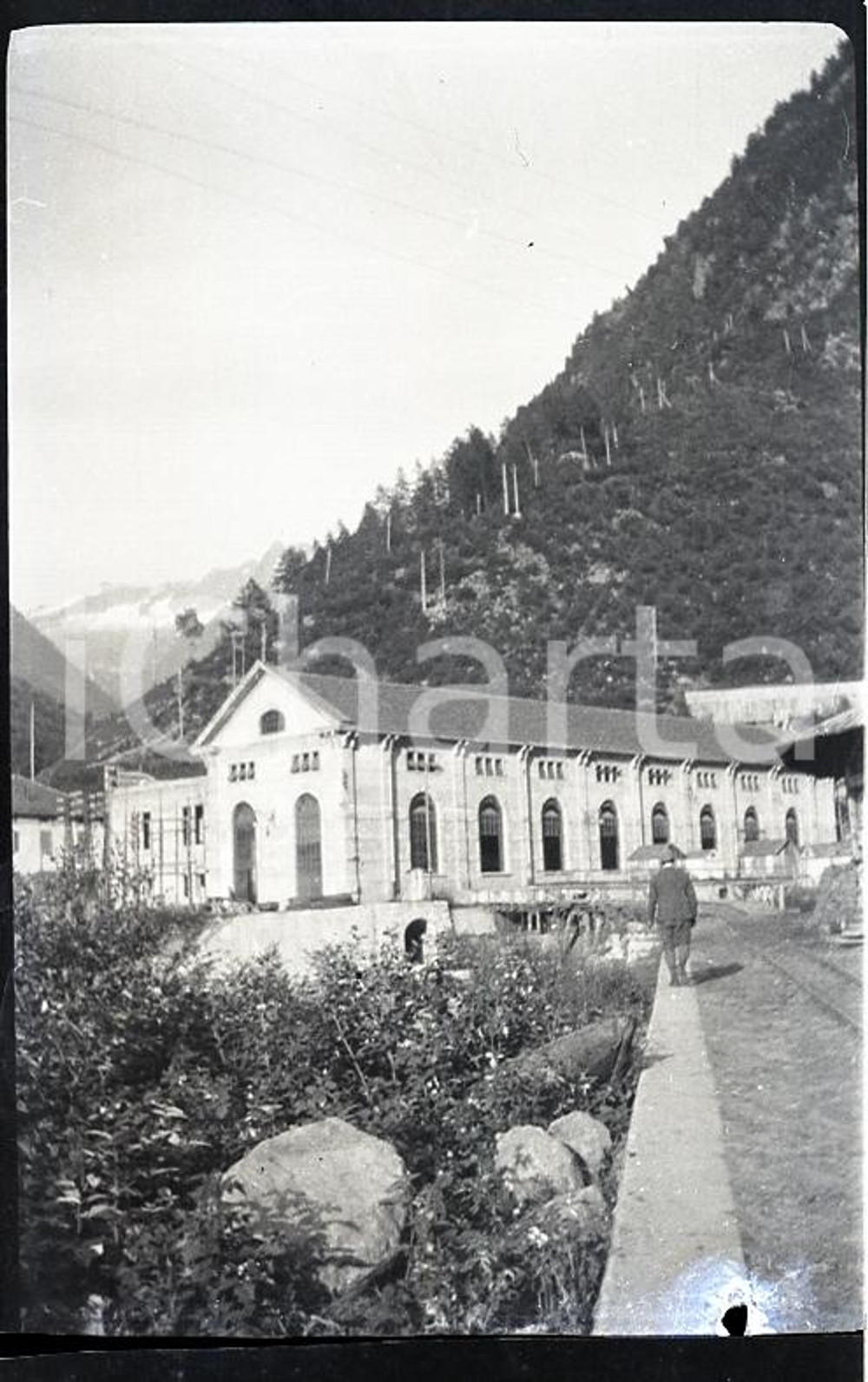 1907 LAGO D'ARNO Centrale idroelettrica  NEGATIVO ORIGINALE (1)   Negativo originale in bianco e nero, in formato cm 6 x 4  ICharta mette in vendita, sul negozio eBay e in esclusiva sul sito "icharta" il proprio archivio composto da numerose diapositive e negativi fotografici d'epoca, tutti originali e autentici, che attraversano la storia del costume italiano dell'intero secolo scorso.Si tratta di uno sguardo inedito sull'attualità, la politica, la vita quotidiana, il gossip e la cultura, che fotografa il cambiamento della nazione in quest'ultimo scorcio del XX secolo. Un'occasione unica per il mercato del collezionismo, che vede finalmente disponibile un archivio eccezionale per vastità, tematiche e condizioni, in un settore (il negativo fotografico e la diapositiva) di assoluta novità e dalle interessanti prospettive di investimento.  FAIR/discreto Difetto al bordo inferiore come da scansione  originale e autentica 1