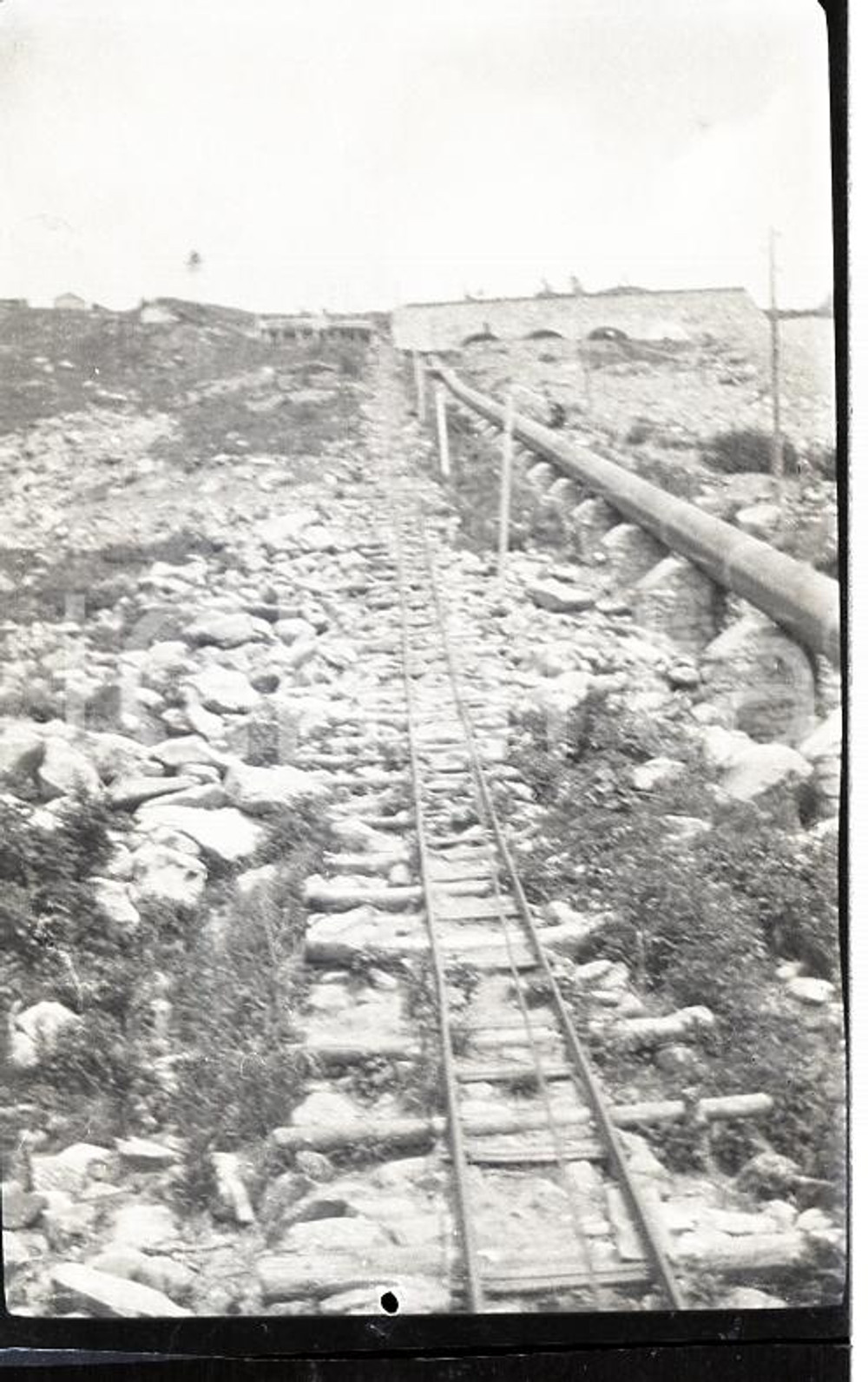 1907 LAGO D'ARNO Condotta della centrale idroelettrica NEGATIVO ORIGINALE   Negativo originale in bianco e nero, in formato cm 6 x 4 ICharta mette in vendita, sul negozio eBay e in esclusiva sul sito "icharta" il proprio archivio composto da numerose diapositive e negativi fotografici d'epoca, tutti originali e autentici, che attraversano la storia del costume italiano dell'intero secolo scorso.Si tratta di uno sguardo inedito sull'attualità, la politica, la vita quotidiana, il gossip e la cultura, che fotografa il cambiamento della nazione in quest'ultimo scorcio del XX secolo. Un'occasione unica per il mercato del collezionismo, che vede finalmente disponibile un archivio eccezionale per vastità, tematiche e condizioni, in un settore (il negativo fotografico e la diapositiva) di assoluta novità e dalle interessanti prospettive di investimento.  FAIR/discreto   originale e autentica 1
