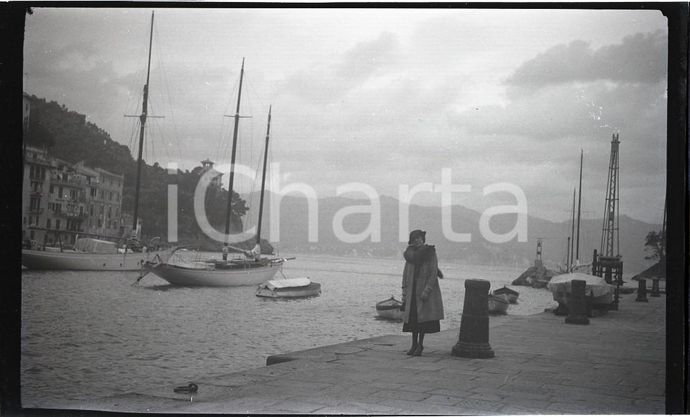 1920ca PORTOFINO Villeggiatura nel Golfo del Tigullio NEGATIVO FOTOGRAFICO   Negativo originale in bianco e nero, su pellicola, in formato cm 6 x 9 CONDIZIONI: FAIR  ICharta mette in vendita, sul negozio eBay e in esclusiva sul sito "icharta" il proprio archivio composto da numerose diapositive e negativi fotografici d'epoca, tutti originali e autentici, che attraversano la storia del costume italiano tra gli la fine degli anni Sessanta e Novanta.Si tratta di uno sguardo inedito sull'attualità, la politica, la vita quotidiana, il gossip e la cultura, che fotografa il cambiamento della nazione in quest'ultimo scorcio del XX secolo. Un'occasione unica per il mercato del collezionismo, che vede finalmente disponibile un archivio eccezionale per vastità, tematiche e condizioni, in un settore (il negativo fotografico e la diapositiva) di assoluta novità e dalle interessanti prospettive di investimento. FAIR/discreto   originale e autentica 1
