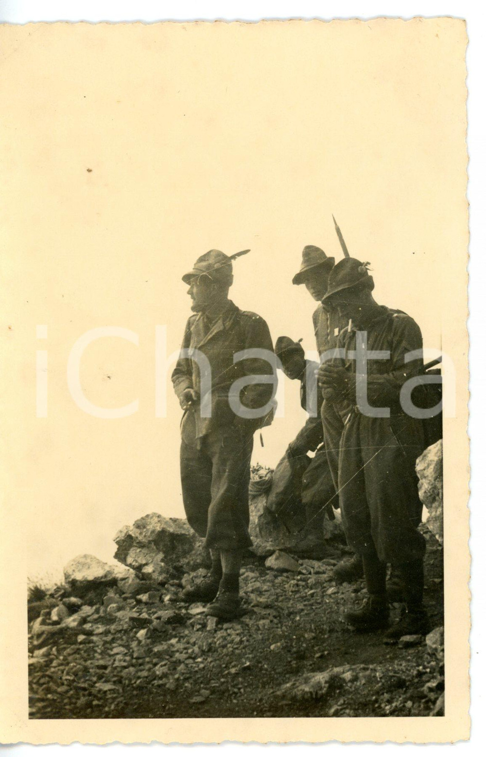 1940 BREC DE CHAMBEYRON Alpini fumano una sigaretta dopo la scalata - Foto FP