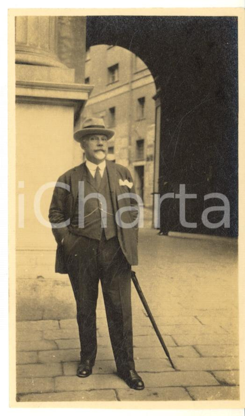 1926 GENOVA Ritratto di Giulio MORPURGO in città - Fotografia 7x11 cm Fotografia d'epoca.  CONDIZIONI: G     originale e autentica 1