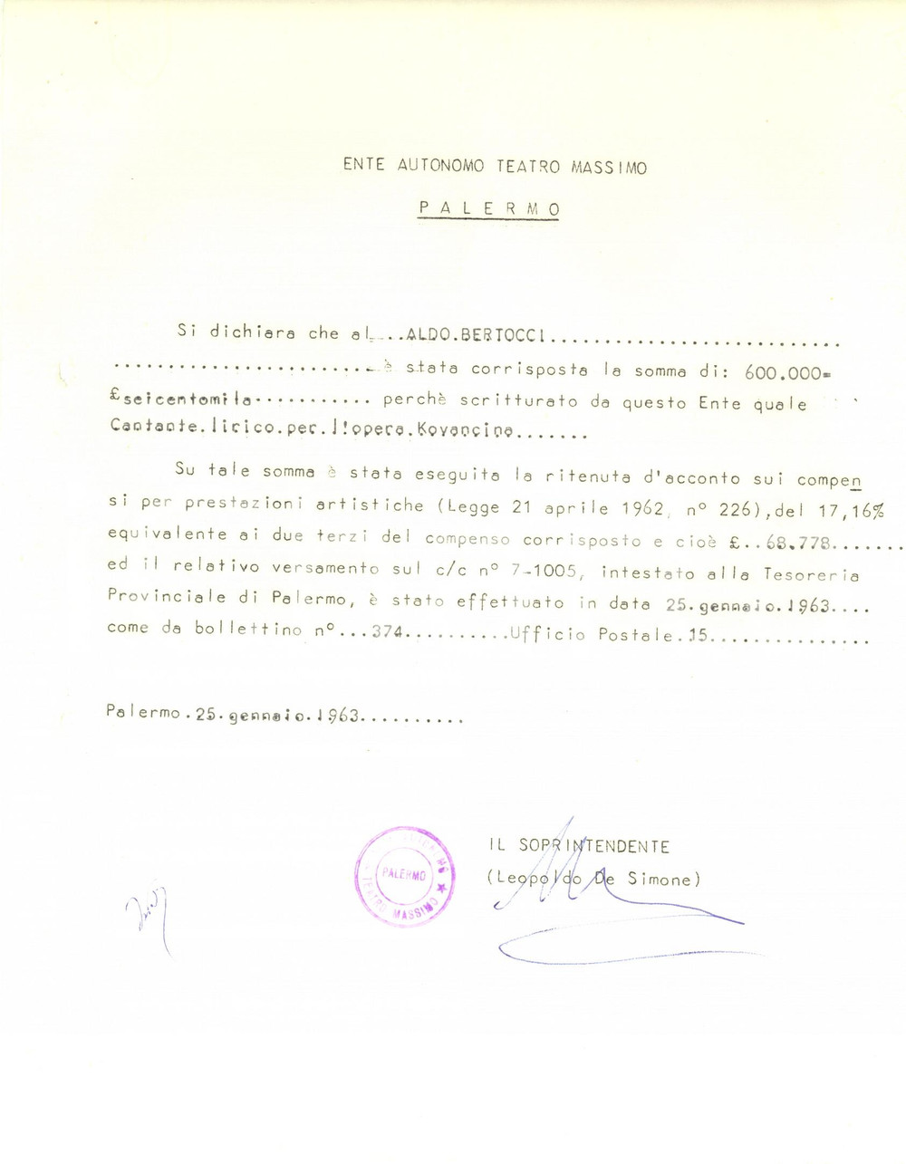 1963 PALERMO Teatro Massimo *Ricevuta Leopoldo DE SIMONE al tenore Aldo BERTOCCI Ricevuta dattiloscritta, con firma autografa del soprintendente del Teatro Massimo di Palermo, per il tenore Aldo Bertocci. CONDIZIONI: FAIR (piegature d'epoca; fori da classificatore al margine sinistro) PAGINE: 1    originale e autentica 1