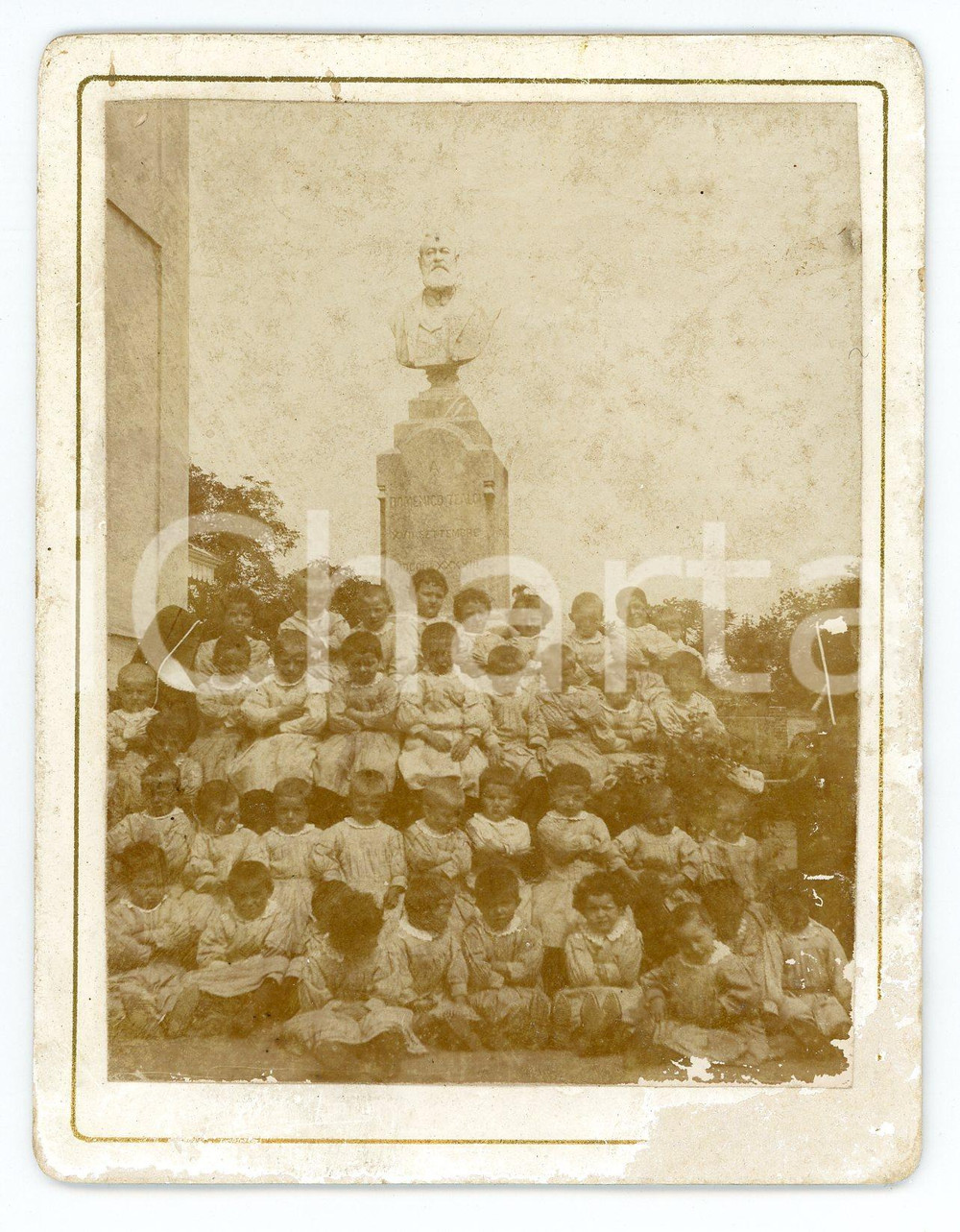 1900 ca PIEMONTE Bambini di un asilo con busto di Domenico Tealdi - Foto 10x13