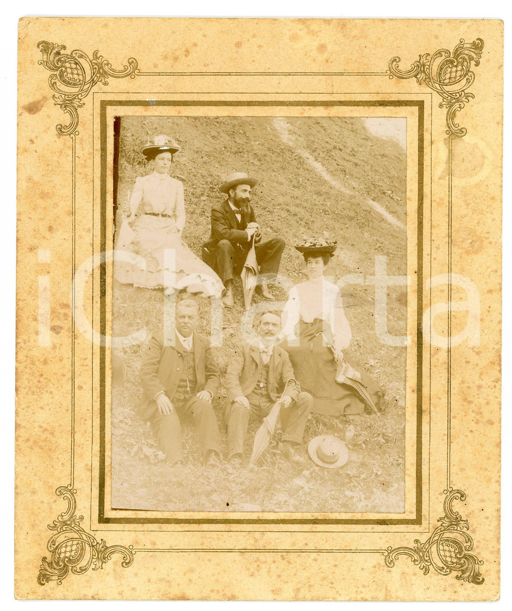 1904 SAINT-VINCENT Gruppo di escursionisti su un prato - Foto Giovanni SERIS