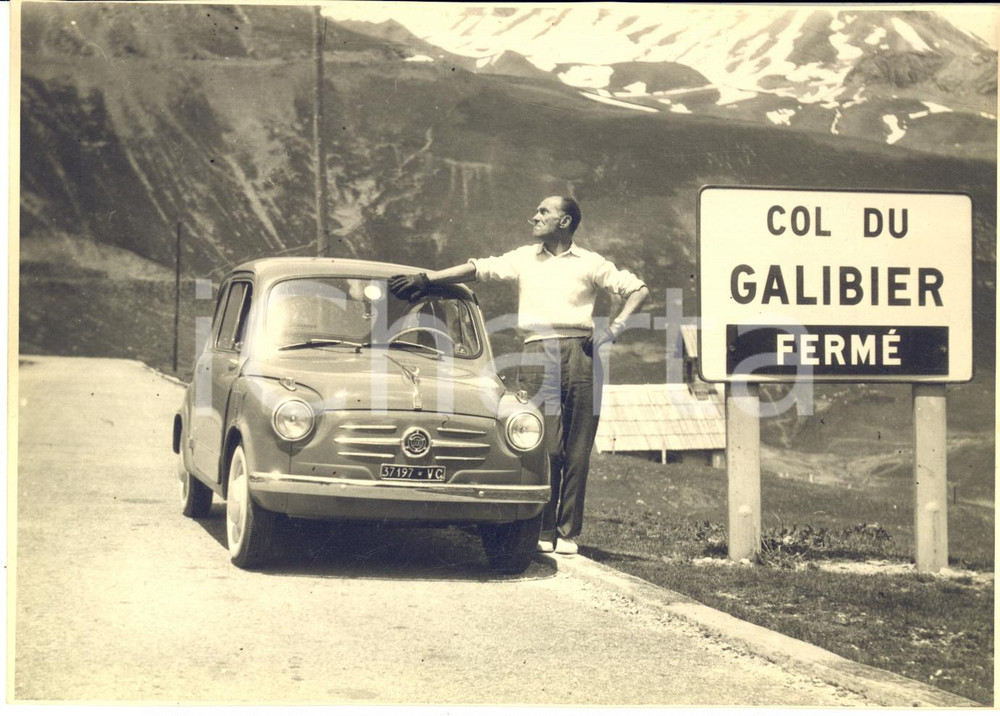 1950 ca HAUTES ALPES Auto FIAT 600 sulla strada per il COL DU GALIBIER - Foto