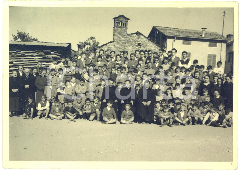1950 ca BOVES (CN) Ritratto di un gruppo di bambini con sacerdoti - Foto VINTAGE