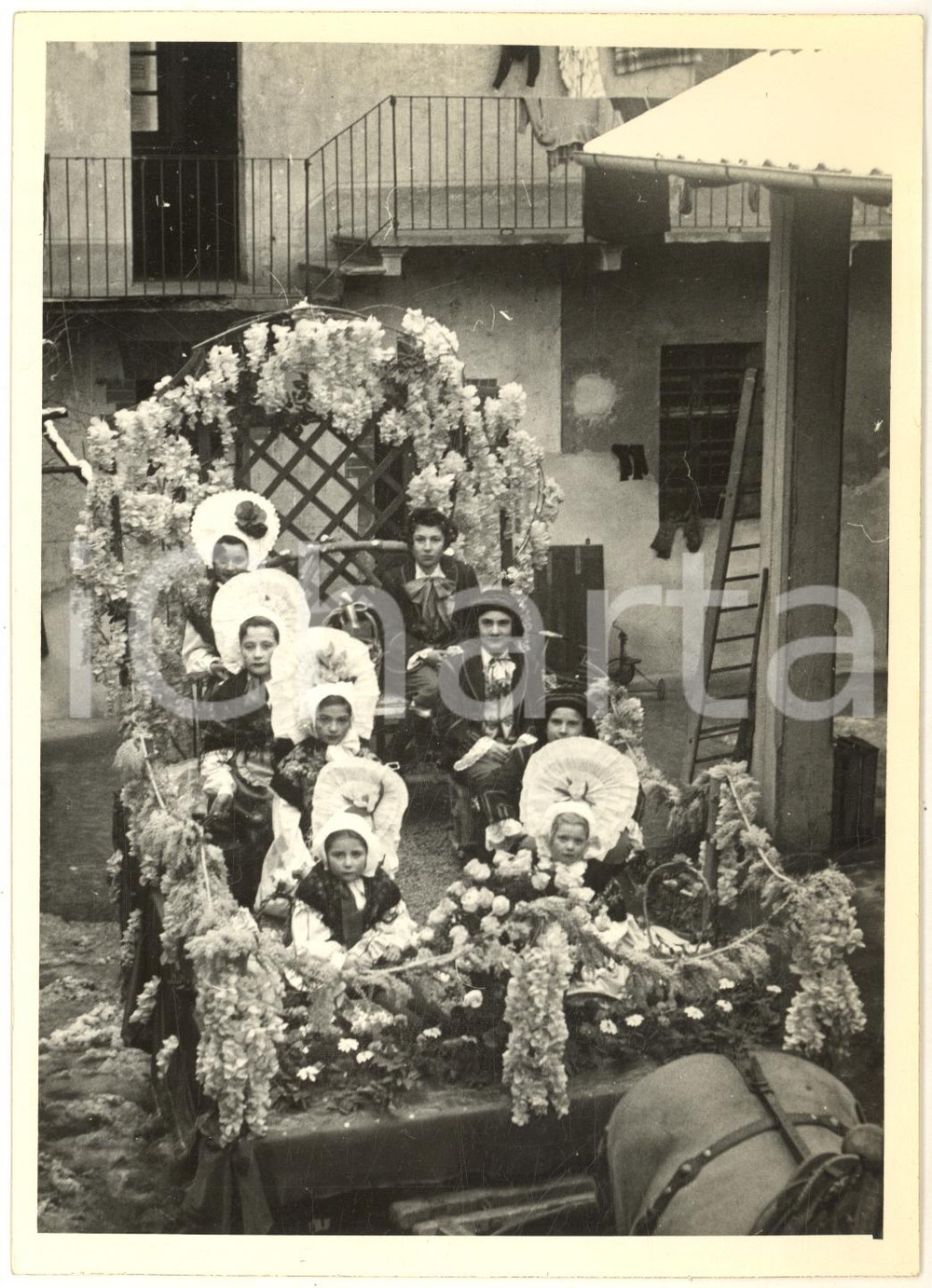1950 ca BAIO DI SAMPEYRE - Carro con figuranti in costume tradizionale - Foto