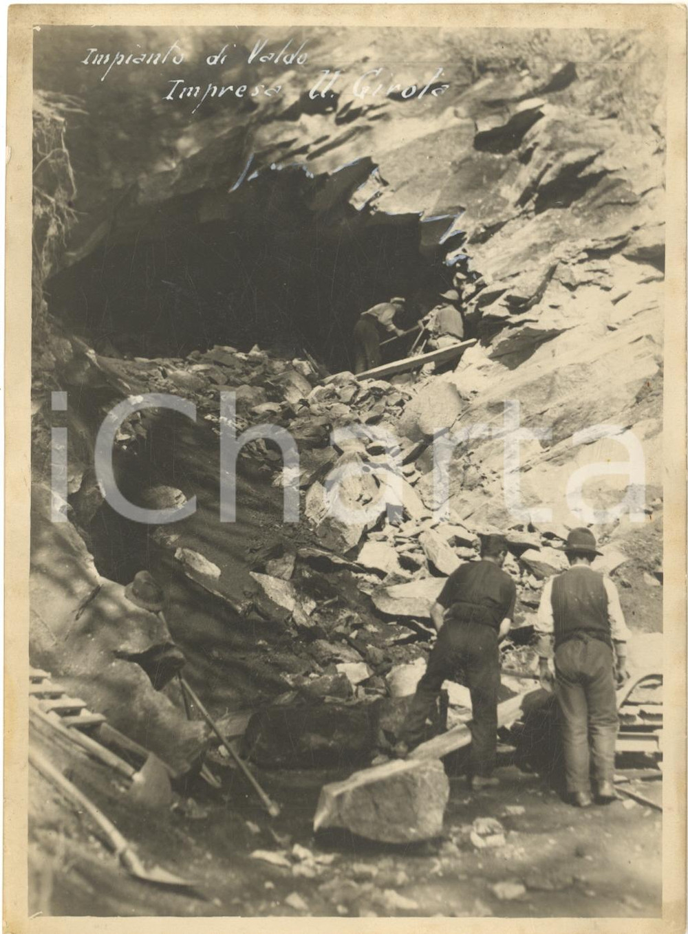 1920 ca VALDO Costruzione centrale idroelettrica - Canale galleria FOTO ANIMATA  Fotografia d'epoca, con didascalia manoscritta al verso.CONDIZIONI: FAIR (bruniture al margine superiore e inferiore)FORMATO: 13x18 cm  originale e autentica 1