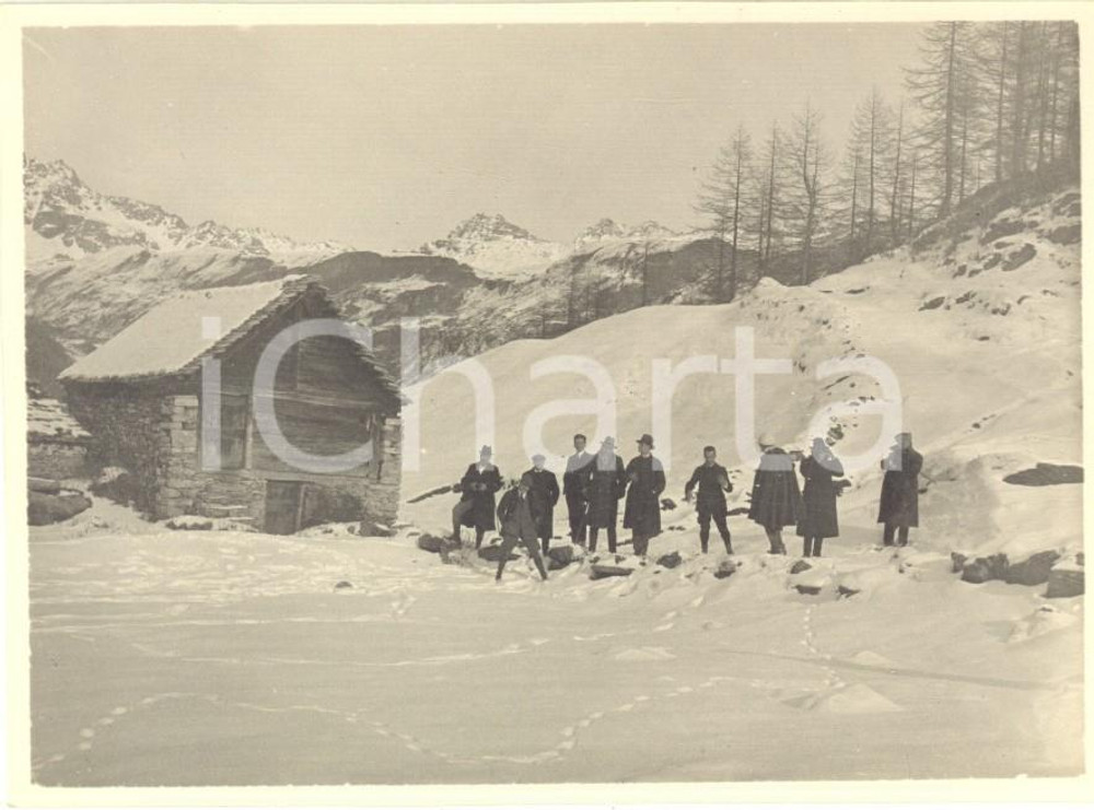 1915 ca VALDO / FORMAZZA Gruppo di escursionisti  presso una baita - Foto 11x8