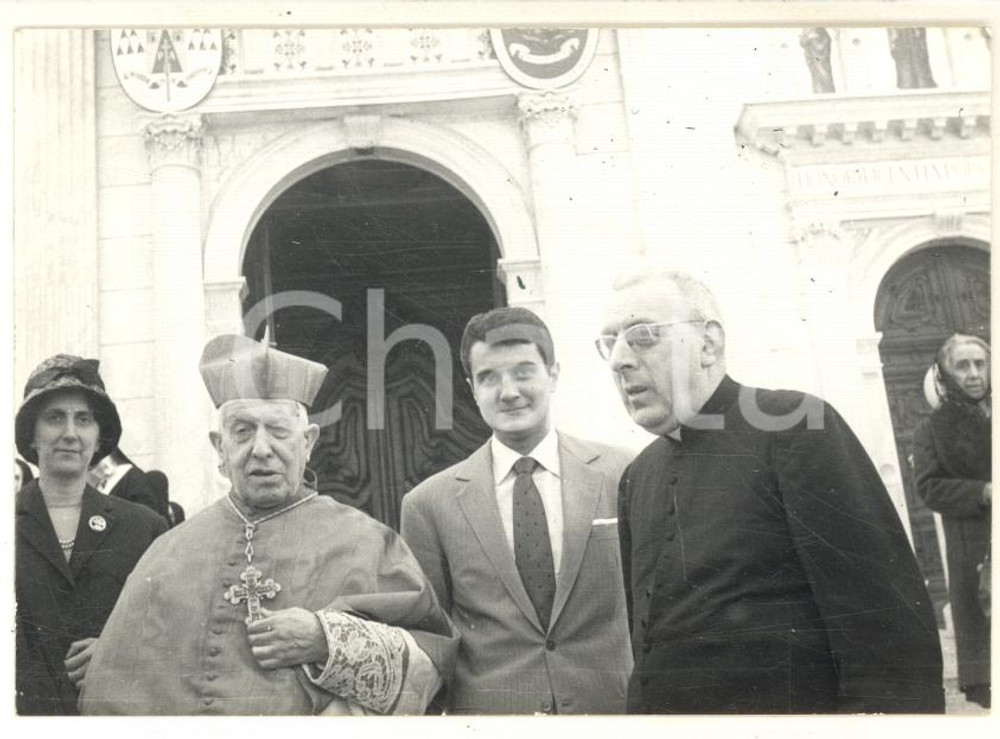 1964 SACRO MONTE VARALLO Card. Maurilio FOSSATI Mons. Vincenzo BARALE Foto 1  Fotografia d'epoca con didascalia al verso. FAIR/discreto lieve sovraimpressione lineare e difetti di stampa Formato: 11x8 cm originale e autentica 1