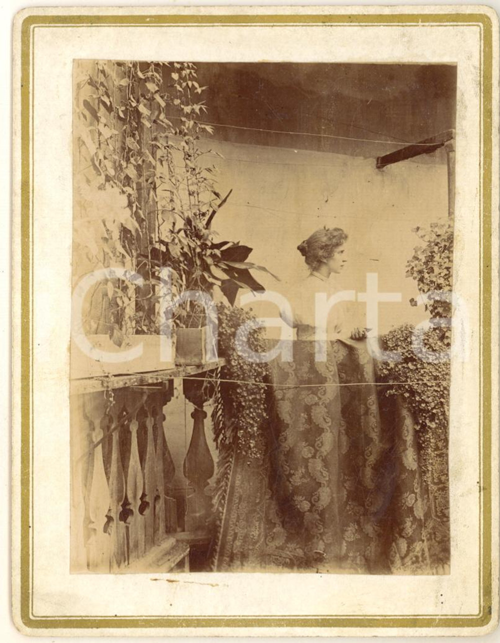1890 ca ITALIA Ritratto di donna a un balcone fiorito - Foto ARTISTICA 10x13 cm