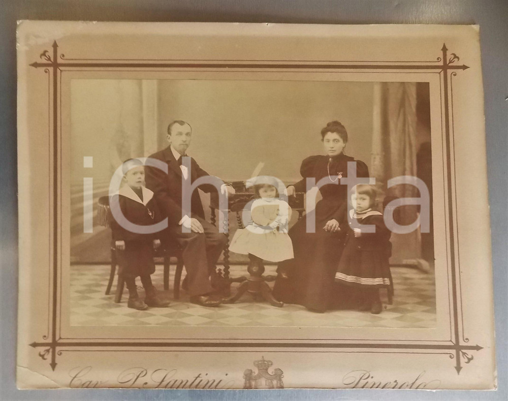 1890 ca PINEROLO Ritratto di famiglia allo scrittoio - Foto Pietro SANTINI 28x22