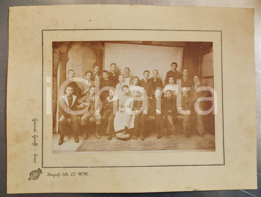 1910 ca CUNEO Gruppo di giovani in un istituto - Foto Giacinto GARAFFI 33x25