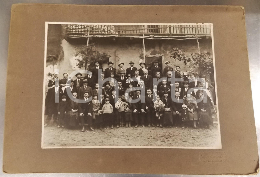 1920 ca PINEROLO (TO) Gruppo di famiglia in un cortile - Foto TAVERA 36x22