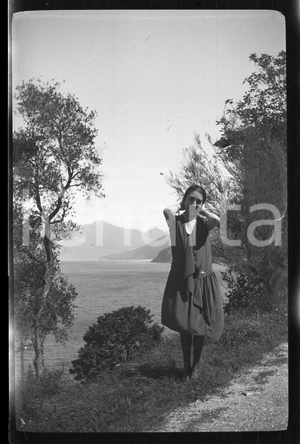 6X4cm NEGATIVO ORIGINALE* 1930ca BELLAGIO - LAGO DI COMO Ritratto di donna  Negativo originale in bianco e nero (su pellicola), in formato cm 6 x 4E' severamente vietata la riproduzione. Tutti i diritti sono riservati. ICharta mette in vendita, sul negozio eBay e in esclusiva sul sito "icharta" il proprio archivio composto da numerose diapositive e negativi fotografici d'epoca, tutti originali e autentici, che attraversano la storia del costume italiano tra gli la fine degli anni Sessanta e Novanta.Si tratta di uno sguardo inedito sull'attualità, la politica, la vita quotidiana, il gossip e la cultura, che fotografa il cambiamento della nazione in quest'ultimo scorcio del XX secolo. Un'occasione unica per il mercato del collezionismo, che vede finalmente disponibile un archivio eccezionale per vastità, tematiche e condizioni, in un settore (il negativo fotografico e la diapositiva) di assoluta novità e dalle interessanti prospettive di investimento. CONDIZIONI:FAIR/discretoFORMATO: cm 6 x 4 originale e autentica 1