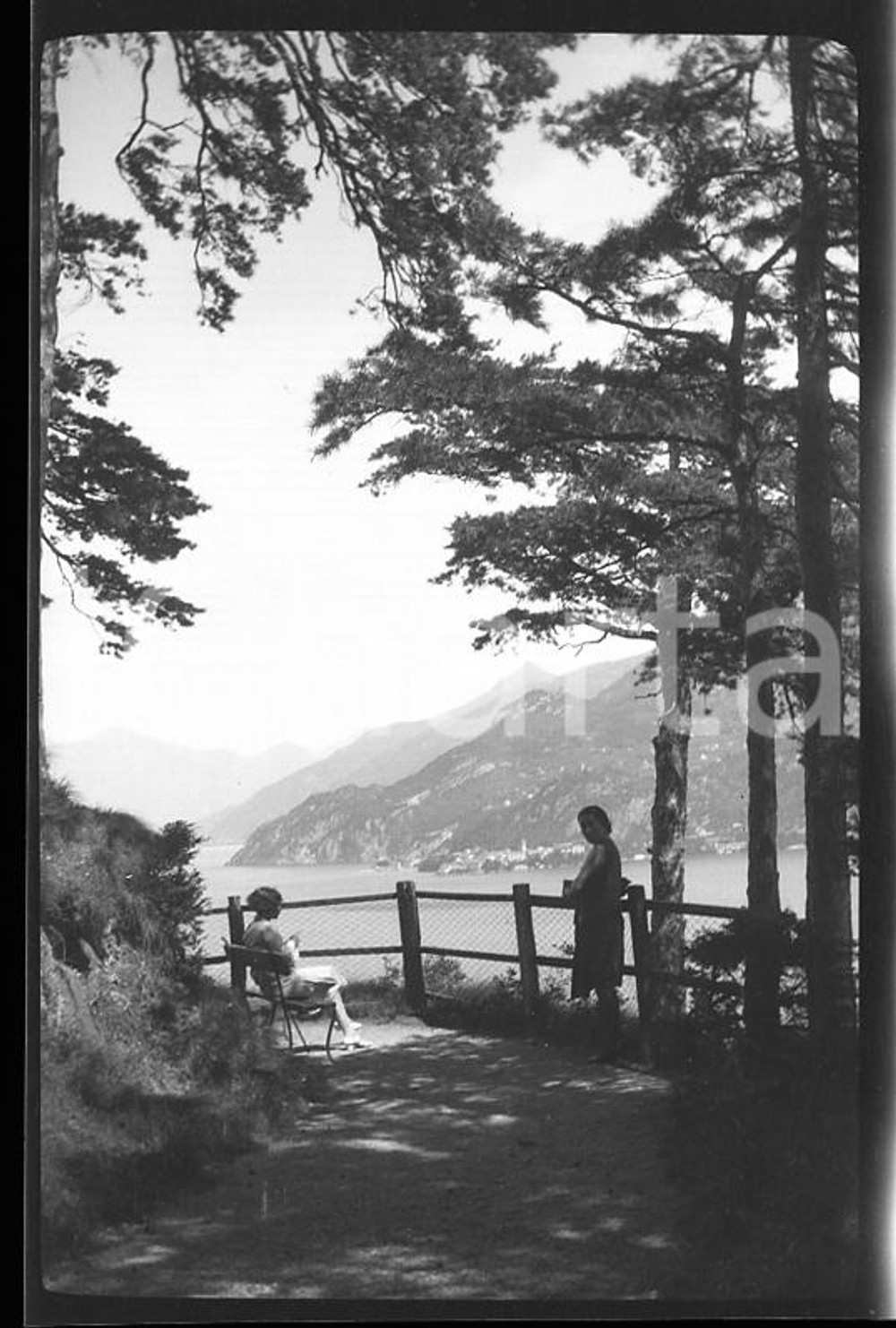 6X4cm NEGATIVO ORIGINALE * 1930 BELLAGIO Belvedere sul LAGO DI COMO *Panorama  Negativo originale in bianco e nero (su pellicola), in formato cm 6 x 4  E' severamente vietata la riproduzione. Tutti i diritti sono riservati.ICharta mette in vendita, sul negozio eBay e in esclusiva sul sito "icharta" il proprio archivio composto da numerose diapositive e negativi fotografici d'epoca, tutti originali e autentici, che attraversano la storia del costume italiano tra gli la fine degli anni Sessanta e Novanta.Si tratta di uno sguardo inedito sull'attualità, la politica, la vita quotidiana, il gossip e la cultura, che fotografa il cambiamento della nazione in quest'ultimo scorcio del XX secolo. Un'occasione unica per il mercato del collezionismo, che vede finalmente disponibile un archivio eccezionale per vastità, tematiche e condizioni, in un settore (il negativo fotografico e la diapositiva) di assoluta novità e dalle interessanti prospettive di investimento. CONDIZIONI:FAIR/discretoFORMATO: cm 6 x 4 originale e autentica 1