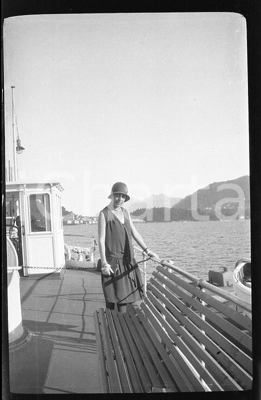 6X4cm NEGATIVO ORIGINALE* 1930ca BELLAGIO Ritratto di donna su battello (1)  Negativo originale in bianco e nero (su pellicola), in formato cm 6 x 4 E' severamente vietata la riproduzione. Tutti i diritti sono riservati. ICharta mette in vendita, sul negozio eBay e in esclusiva sul sito "icharta" il proprio archivio composto da numerose diapositive e negativi fotografici d'epoca, tutti originali e autentici, che attraversano la storia del costume italiano tra gli la fine degli anni Sessanta e Novanta.Si tratta di uno sguardo inedito sull'attualità, la politica, la vita quotidiana, il gossip e la cultura, che fotografa il cambiamento della nazione in quest'ultimo scorcio del XX secolo. Un'occasione unica per il mercato del collezionismo, che vede finalmente disponibile un archivio eccezionale per vastità, tematiche e condizioni, in un settore (il negativo fotografico e la diapositiva) di assoluta novità e dalle interessanti prospettive di investimento. CONDIZIONI:FAIR/discretoFORMATO: cm 6 x 4 originale e autentica 1