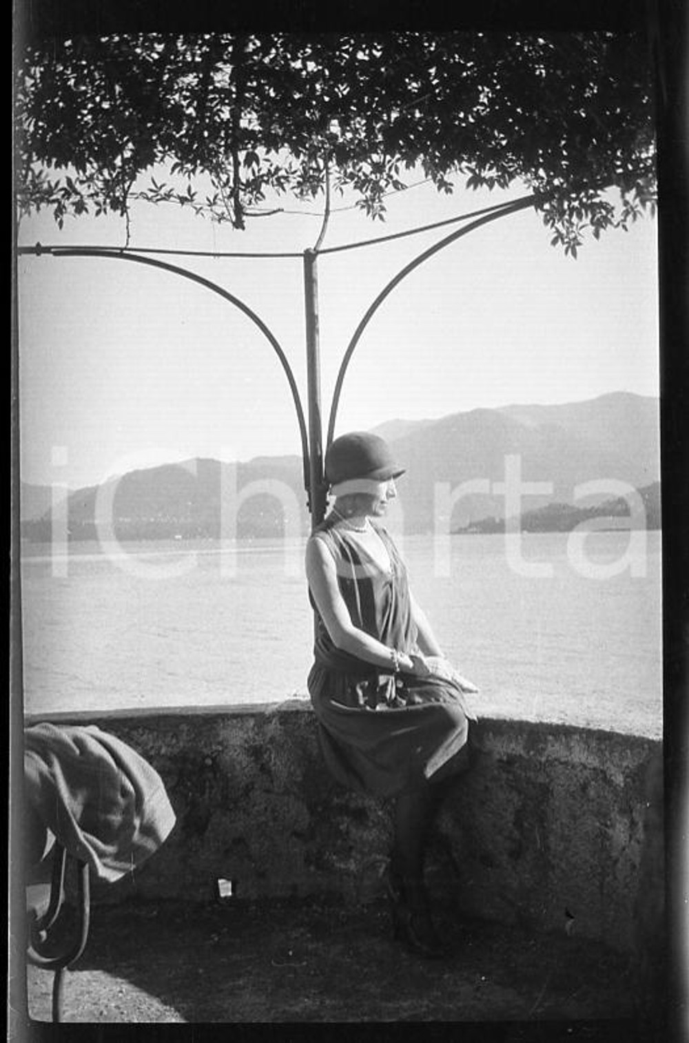 6X4cm NEGATIVO ORIGINALE* 1930 BELLAGIO Ritratto di donna su terrazzino  Negativo originale in bianco e nero (su pellicola), in formato cm 6 x 4 E' severamente vietata la riproduzione. Tutti i diritti sono riservati. ICharta mette in vendita, sul negozio eBay e in esclusiva sul sito "icharta" il proprio archivio composto da numerose diapositive e negativi fotografici d'epoca, tutti originali e autentici, che attraversano la storia del costume italiano tra gli la fine degli anni Sessanta e Novanta.Si tratta di uno sguardo inedito sull'attualità, la politica, la vita quotidiana, il gossip e la cultura, che fotografa il cambiamento della nazione in quest'ultimo scorcio del XX secolo. Un'occasione unica per il mercato del collezionismo, che vede finalmente disponibile un archivio eccezionale per vastità, tematiche e condizioni, in un settore (il negativo fotografico e la diapositiva) di assoluta novità e dalle interessanti prospettive di investimento. CONDIZIONI:FAIR/discretoFORMATO: cm 6 x 4 originale e autentica 1