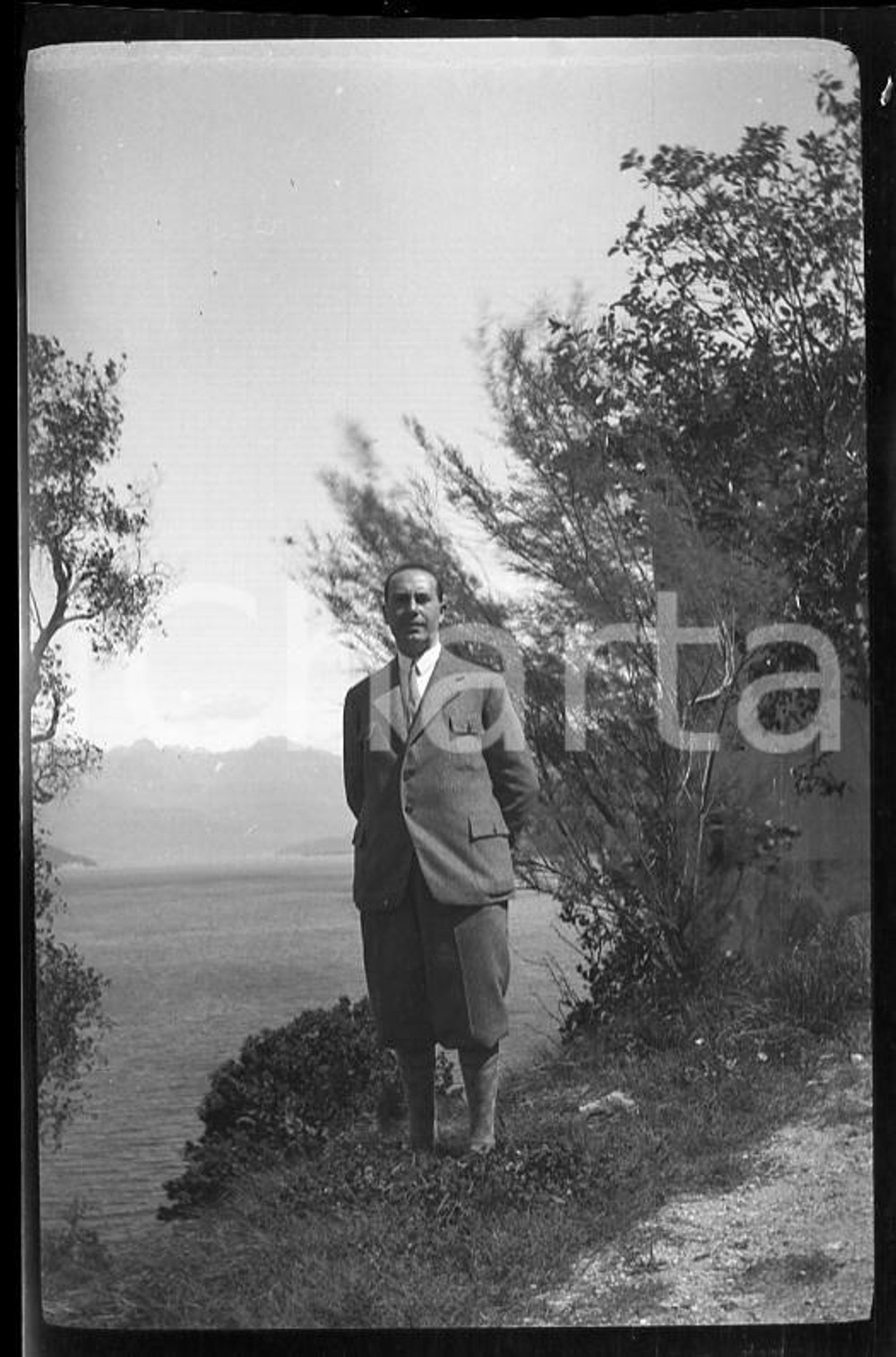 6X4cm NEGATIVO ORIGINALE* 1930 BELLAGIO - LAGO DI COMO Ritratto maschile  Negativo originale in bianco e nero (su pellicola), in formato cm 6 x 4 E' severamente vietata la riproduzione. Tutti i diritti sono riservati. ICharta mette in vendita, sul negozio eBay e in esclusiva sul sito "icharta" il proprio archivio composto da numerose diapositive e negativi fotografici d'epoca, tutti originali e autentici, che attraversano la storia del costume italiano tra gli la fine degli anni Sessanta e Novanta.Si tratta di uno sguardo inedito sull'attualità, la politica, la vita quotidiana, il gossip e la cultura, che fotografa il cambiamento della nazione in quest'ultimo scorcio del XX secolo. Un'occasione unica per il mercato del collezionismo, che vede finalmente disponibile un archivio eccezionale per vastità, tematiche e condizioni, in un settore (il negativo fotografico e la diapositiva) di assoluta novità e dalle interessanti prospettive di investimento. CONDIZIONI:FAIR/discretoFORMATO: cm 6 x 4 originale e autentica 1