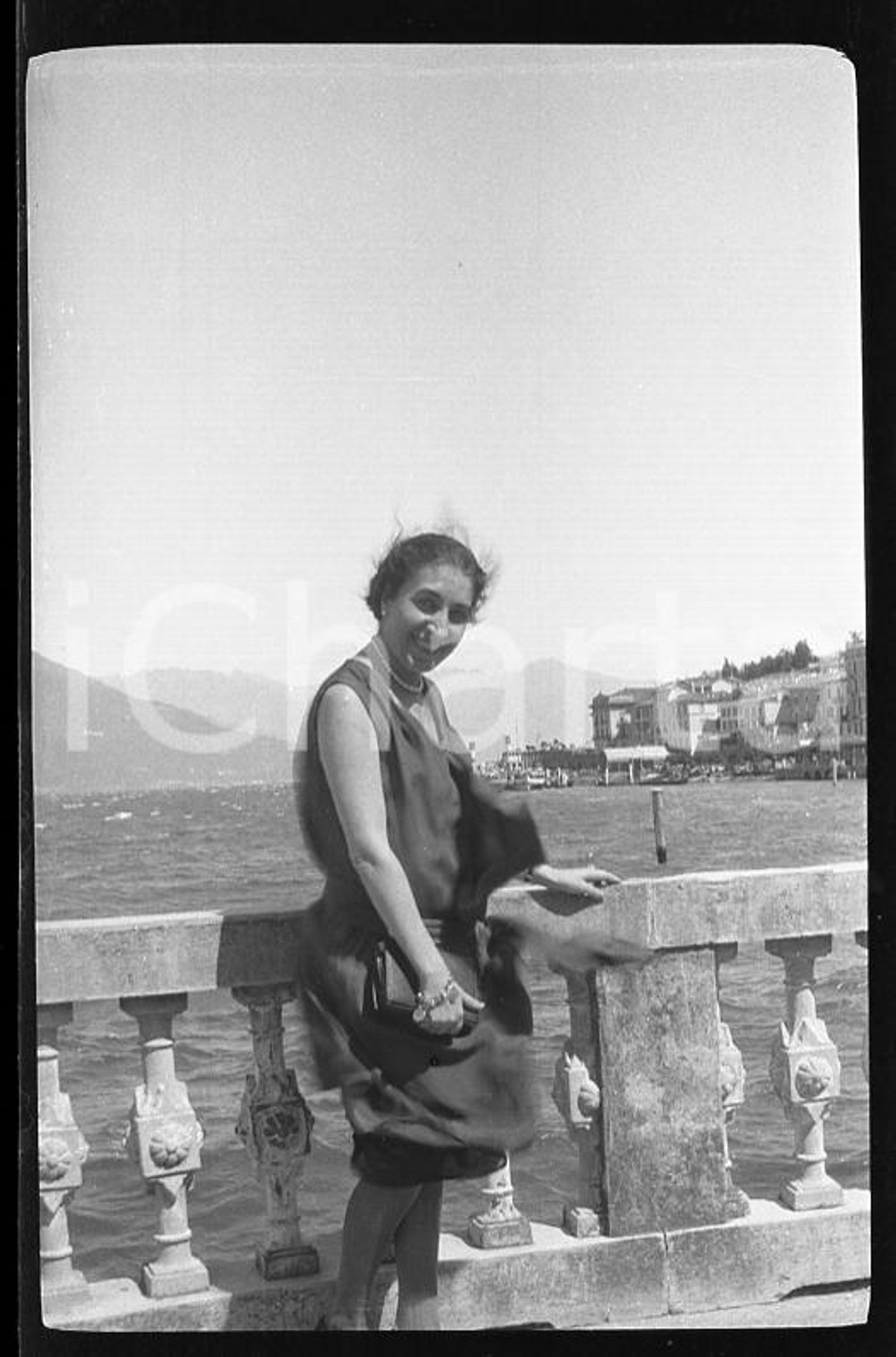 6X4cm NEGATIVO ORIGINALE* 1930 BELLAGIO Ritratto di donna sul lungolago (1)  Negativo originale in bianco e nero (su pellicola), in formato cm 6 x 4 E' severamente vietata la riproduzione. Tutti i diritti sono riservati. ICharta mette in vendita, sul negozio eBay e in esclusiva sul sito "icharta" il proprio archivio composto da numerose diapositive e negativi fotografici d'epoca, tutti originali e autentici, che attraversano la storia del costume italiano tra gli la fine degli anni Sessanta e Novanta.Si tratta di uno sguardo inedito sull'attualità, la politica, la vita quotidiana, il gossip e la cultura, che fotografa il cambiamento della nazione in quest'ultimo scorcio del XX secolo. Un'occasione unica per il mercato del collezionismo, che vede finalmente disponibile un archivio eccezionale per vastità, tematiche e condizioni, in un settore (il negativo fotografico e la diapositiva) di assoluta novità e dalle interessanti prospettive di investimento. CONDIZIONI:FAIR/discretoFORMATO: cm 6 x 4 originale e autentica 1