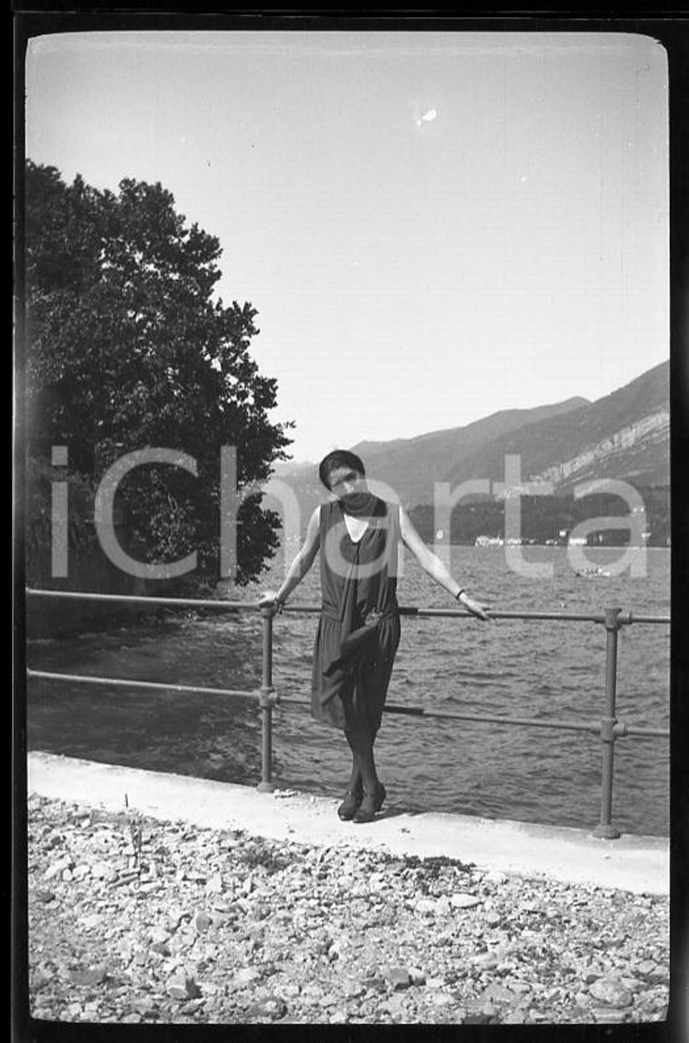 6X4cm NEGATIVO ORIGINALE* 1930 BELLAGIO Ritratto di donna sul lungolago (2)  Negativo originale in bianco e nero (su pellicola), in formato cm 6 x 4E' severamente vietata la riproduzione. Tutti i diritti sono riservati. ICharta mette in vendita, sul negozio eBay e in esclusiva sul sito "icharta" il proprio archivio composto da numerose diapositive e negativi fotografici d'epoca, tutti originali e autentici, che attraversano la storia del costume italiano tra gli la fine degli anni Sessanta e Novanta.Si tratta di uno sguardo inedito sull'attualità, la politica, la vita quotidiana, il gossip e la cultura, che fotografa il cambiamento della nazione in quest'ultimo scorcio del XX secolo. Un'occasione unica per il mercato del collezionismo, che vede finalmente disponibile un archivio eccezionale per vastità, tematiche e condizioni, in un settore (il negativo fotografico e la diapositiva) di assoluta novità e dalle interessanti prospettive di investimento. CONDIZIONI:FAIR/discreto originale e autentica 1