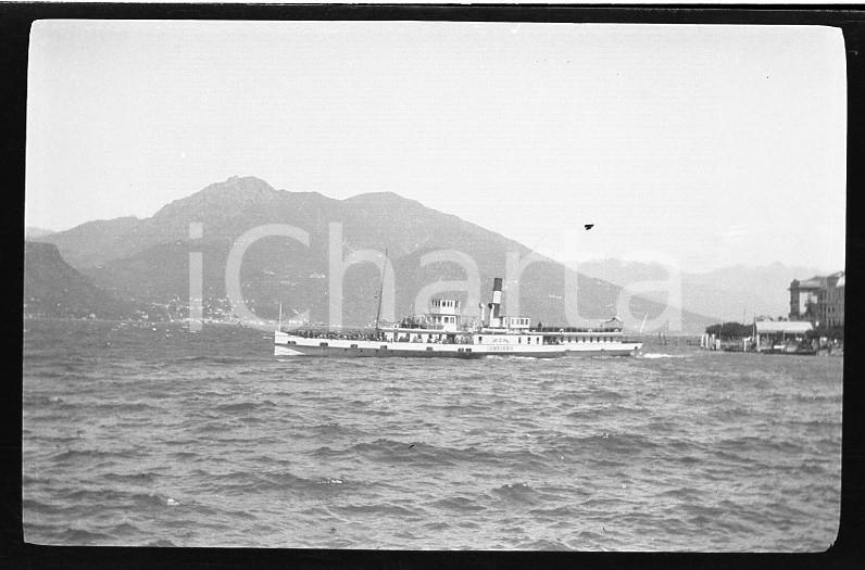 6X4cm NEGATIVO ORIGINALE* 1930 BELLAGIO Battello Savoia in partenza dal molo Negativo originale in bianco e nero (su pellicola), in formato cm 6 x 4  E' severamente vietata la riproduzione. Tutti i diritti sono riservati.ICharta mette in vendita, sul negozio eBay e in esclusiva sul sito "icharta" il proprio archivio composto da numerose diapositive e negativi fotografici d'epoca, tutti originali e autentici, che attraversano la storia del costume italiano tra gli la fine degli anni Sessanta e Novanta.Si tratta di uno sguardo inedito sull'attualità, la politica, la vita quotidiana, il gossip e la cultura, che fotografa il cambiamento della nazione in quest'ultimo scorcio del XX secolo. Un'occasione unica per il mercato del collezionismo, che vede finalmente disponibile un archivio eccezionale per vastità, tematiche e condizioni, in un settore (il negativo fotografico e la diapositiva) di assoluta novità e dalle interessanti prospettive di investimento.  originale e autentica 1