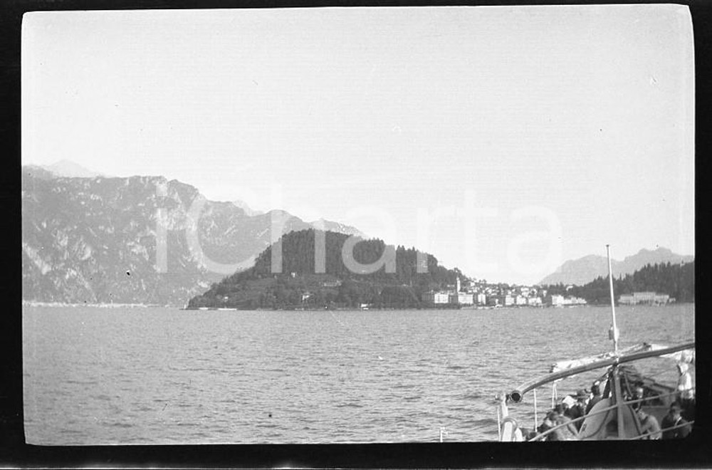 6X4cm NEGATIVO ORIGINALE* 1930 BELLAGIO Battello in navigazione sul LAGO DI COMO  Negativo originale in bianco e nero (su pellicola), in formato cm 6 x 4 E' severamente vietata la riproduzione. Tutti i diritti sono riservati. ICharta mette in vendita, sul negozio eBay e in esclusiva sul sito "icharta" il proprio archivio composto da numerose diapositive e negativi fotografici d'epoca, tutti originali e autentici, che attraversano la storia del costume italiano tra gli la fine degli anni Sessanta e Novanta.Si tratta di uno sguardo inedito sull'attualità, la politica, la vita quotidiana, il gossip e la cultura, che fotografa il cambiamento della nazione in quest'ultimo scorcio del XX secolo. Un'occasione unica per il mercato del collezionismo, che vede finalmente disponibile un archivio eccezionale per vastità, tematiche e condizioni, in un settore (il negativo fotografico e la diapositiva) di assoluta novità e dalle interessanti prospettive di investimento. CONDIZIONI:FAIR/discretoFORMATO: cm 6 x 4 originale e autentica 1