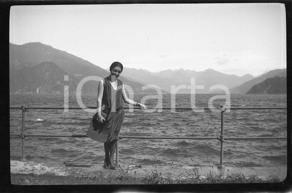 6X4cm NEGATIVO ORIGINALE* 1930 BELLAGIO Ritratto di donna sul lungolago (3)  Negativo originale in bianco e nero (su pellicola), in formato cm 6 x 4 E' severamente vietata la riproduzione. Tutti i diritti sono riservati. ICharta mette in vendita, sul negozio eBay e in esclusiva sul sito "icharta" il proprio archivio composto da numerose diapositive e negativi fotografici d'epoca, tutti originali e autentici, che attraversano la storia del costume italiano tra gli la fine degli anni Sessanta e Novanta.Si tratta di uno sguardo inedito sull'attualità, la politica, la vita quotidiana, il gossip e la cultura, che fotografa il cambiamento della nazione in quest'ultimo scorcio del XX secolo. Un'occasione unica per il mercato del collezionismo, che vede finalmente disponibile un archivio eccezionale per vastità, tematiche e condizioni, in un settore (il negativo fotografico e la diapositiva) di assoluta novità e dalle interessanti prospettive di investimento. CONDIZIONI:FAIR/discretoFORMATO: cm 6 x 4 originale e autentica 1