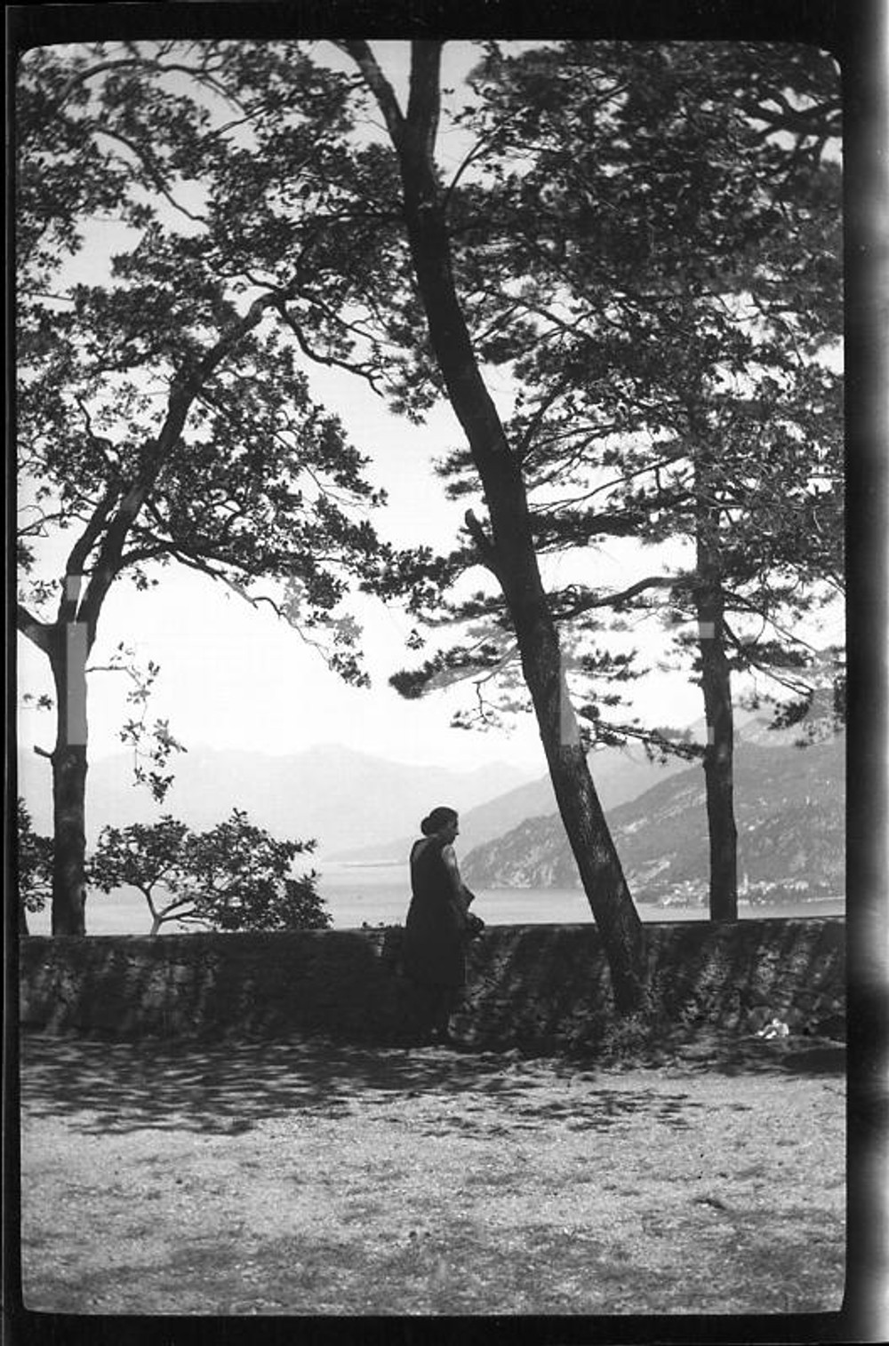 6X4cm NEGATIVO ORIGINALE* 1930 BELLAGIO - LAGO DI COMO Ritratto femminile  Negativo originale in bianco e nero (su pellicola), in formato cm 6 x 4 E' severamente vietata la riproduzione. Tutti i diritti sono riservati. ICharta mette in vendita, sul negozio eBay e in esclusiva sul sito "icharta" il proprio archivio composto da numerose diapositive e negativi fotografici d'epoca, tutti originali e autentici, che attraversano la storia del costume italiano tra gli la fine degli anni Sessanta e Novanta.Si tratta di uno sguardo inedito sull'attualità, la politica, la vita quotidiana, il gossip e la cultura, che fotografa il cambiamento della nazione in quest'ultimo scorcio del XX secolo. Un'occasione unica per il mercato del collezionismo, che vede finalmente disponibile un archivio eccezionale per vastità, tematiche e condizioni, in un settore (il negativo fotografico e la diapositiva) di assoluta novità e dalle interessanti prospettive di investimento. CONDIZIONI:FAIR/discretoFORMATO: cm 6 x 4 originale e autentica 1