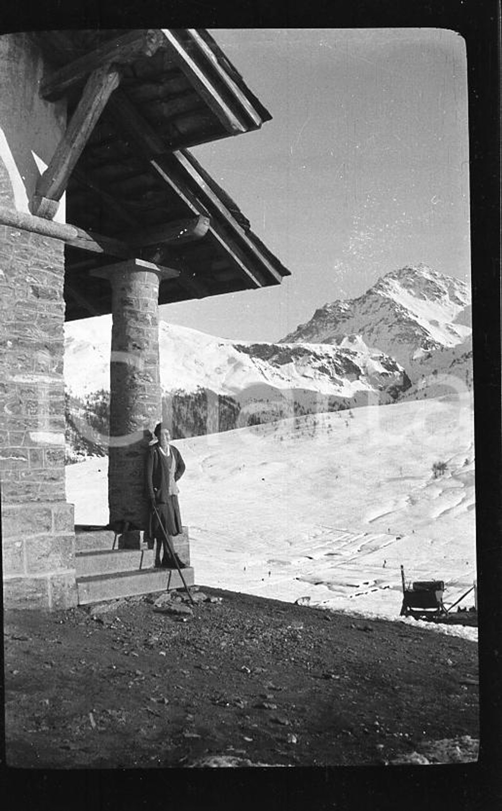 6X4cm NEGATIVO ORIGINALE*1932 SESTRIERE Ritratto alla Cappella Regina Pacis  Negativo originale in bianco e nero (su pellicola), in formato cm 6 x 4 E' severamente vietata la riproduzione. Tutti i diritti sono riservati. ICharta mette in vendita, sul negozio eBay e in esclusiva sul sito "icharta" il proprio archivio composto da numerose diapositive e negativi fotografici d'epoca, tutti originali e autentici, che attraversano la storia del costume italiano tra gli la fine degli anni Sessanta e Novanta.Si tratta di uno sguardo inedito sull'attualità, la politica, la vita quotidiana, il gossip e la cultura, che fotografa il cambiamento della nazione in quest'ultimo scorcio del XX secolo. Un'occasione unica per il mercato del collezionismo, che vede finalmente disponibile un archivio eccezionale per vastità, tematiche e condizioni, in un settore (il negativo fotografico e la diapositiva) di assoluta novità e dalle interessanti prospettive di investimento. CONDIZIONI:FAIR/discretoFORMATO: cm 6 x 4 originale e autentica 1