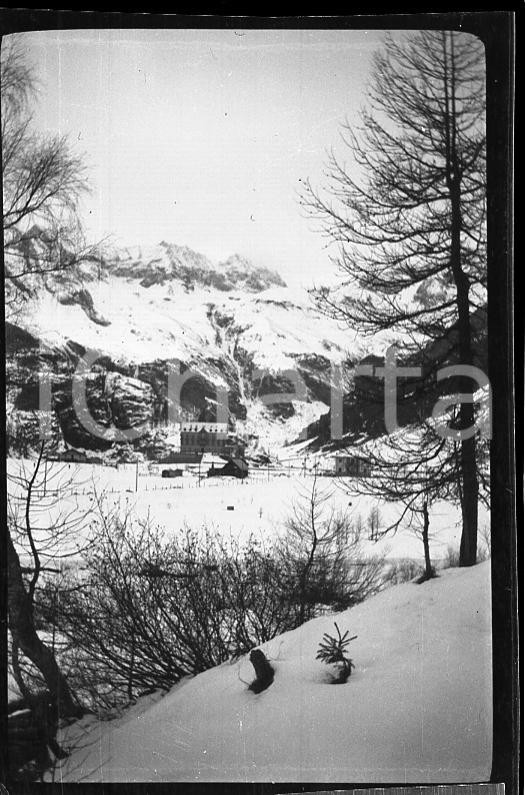 6X4cm NEGATIVO ORIGINALE * 1932 PIAN DELLA MUSSA (TO) Paesaggio invernale (1)  Negativo originale in bianco e nero (su pellicola), in formato cm 6 x 4  E' severamente vietata la riproduzione. Tutti i diritti sono riservati.ICharta mette in vendita, sul negozio eBay e in esclusiva sul sito "icharta" il proprio archivio composto da numerose diapositive e negativi fotografici d'epoca, tutti originali e autentici, che attraversano la storia del costume italiano tra gli la fine degli anni Sessanta e Novanta.Si tratta di uno sguardo inedito sull'attualità, la politica, la vita quotidiana, il gossip e la cultura, che fotografa il cambiamento della nazione in quest'ultimo scorcio del XX secolo. Un'occasione unica per il mercato del collezionismo, che vede finalmente disponibile un archivio eccezionale per vastità, tematiche e condizioni, in un settore (il negativo fotografico e la diapositiva) di assoluta novità e dalle interessanti prospettive di investimento. CONDIZIONI:FAIR/discretoFORMATO: cm 6 x 4 originale e autentica 1