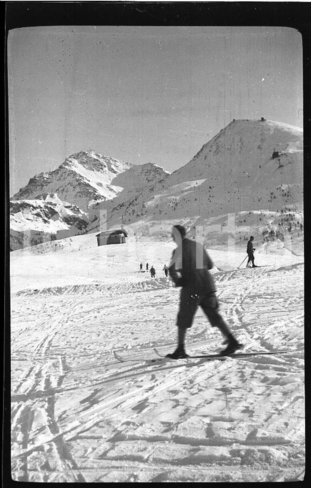 6X4cm NEGATIVO ORIGINALE* 1932 SESTRIERE Sciatore a tallone libero TELEMARK  Negativo originale in bianco e nero (su pellicola), in formato cm 6 x 4 E' severamente vietata la riproduzione. Tutti i diritti sono riservati.ICharta mette in vendita, sul negozio eBay e in esclusiva sul sito "icharta" il proprio archivio composto da numerose diapositive e negativi fotografici d'epoca, tutti originali e autentici, che attraversano la storia del costume italiano tra gli la fine degli anni Sessanta e Novanta.Si tratta di uno sguardo inedito sull'attualità, la politica, la vita quotidiana, il gossip e la cultura, che fotografa il cambiamento della nazione in quest'ultimo scorcio del XX secolo. Un'occasione unica per il mercato del collezionismo, che vede finalmente disponibile un archivio eccezionale per vastità, tematiche e condizioni, in un settore (il negativo fotografico e la diapositiva) di assoluta novità e dalle interessanti prospettive di investimento. CONDIZIONI:FAIR/discretoFORMATO: cm 6 x 4 originale e autentica 1