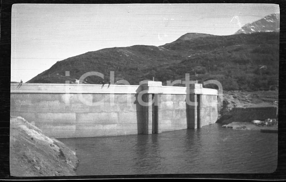 6X4cm NEGATIVO ORIGINALE* 1924 LAGO DI MONCENISIO Veduta della diga - Panorama  Negativo originale in bianco e nero (su pellicola), in formato cm 6 x 4E' severamente vietata la riproduzione. Tutti i diritti sono riservati. ICharta mette in vendita, sul negozio eBay e in esclusiva sul sito "icharta" il proprio archivio composto da numerose diapositive e negativi fotografici d'epoca, tutti originali e autentici, che attraversano la storia del costume italiano tra gli la fine degli anni Sessanta e Novanta.Si tratta di uno sguardo inedito sull'attualità, la politica, la vita quotidiana, il gossip e la cultura, che fotografa il cambiamento della nazione in quest'ultimo scorcio del XX secolo. Un'occasione unica per il mercato del collezionismo, che vede finalmente disponibile un archivio eccezionale per vastità, tematiche e condizioni, in un settore (il negativo fotografico e la diapositiva) di assoluta novità e dalle interessanti prospettive di investimento. CONDIZIONI:FAIR/discreto Lievi striatureFORMATO: cm 6 x 4 originale e autentica 1