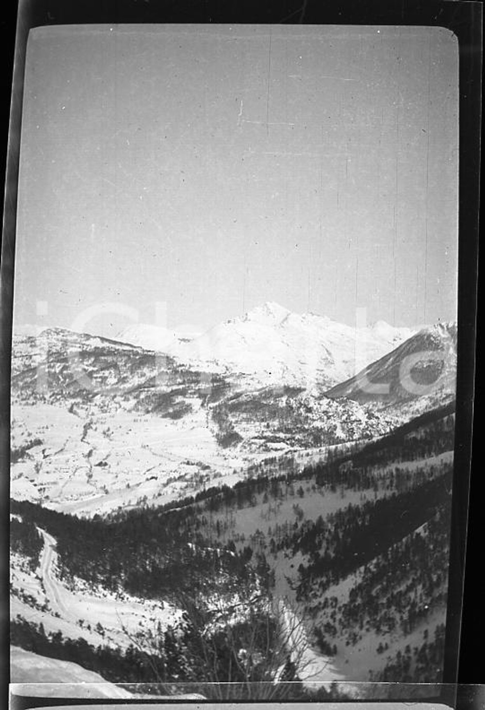 1925 CLAVIERE (TO) Paesaggio invernale - Panorama *6X4cm NEGATIVO ORIGINALE  Negativo originale in bianco e nero (su pellicola), in formato cm 6 x 4E' severamente vietata la riproduzione. Tutti i diritti sono riservati. ICharta mette in vendita, sul negozio eBay e in esclusiva sul sito "icharta" il proprio archivio composto da numerose diapositive e negativi fotografici d'epoca, tutti originali e autentici, che attraversano la storia del costume italiano tra gli la fine degli anni Sessanta e Novanta.Si tratta di uno sguardo inedito sull'attualità, la politica, la vita quotidiana, il gossip e la cultura, che fotografa il cambiamento della nazione in quest'ultimo scorcio del XX secolo. Un'occasione unica per il mercato del collezionismo, che vede finalmente disponibile un archivio eccezionale per vastità, tematiche e condizioni, in un settore (il negativo fotografico e la diapositiva) di assoluta novità e dalle interessanti prospettive di investimento. CONDIZIONI:FAIR/discretoFORMATO: cm 6 x 4 originale e autentica 1
