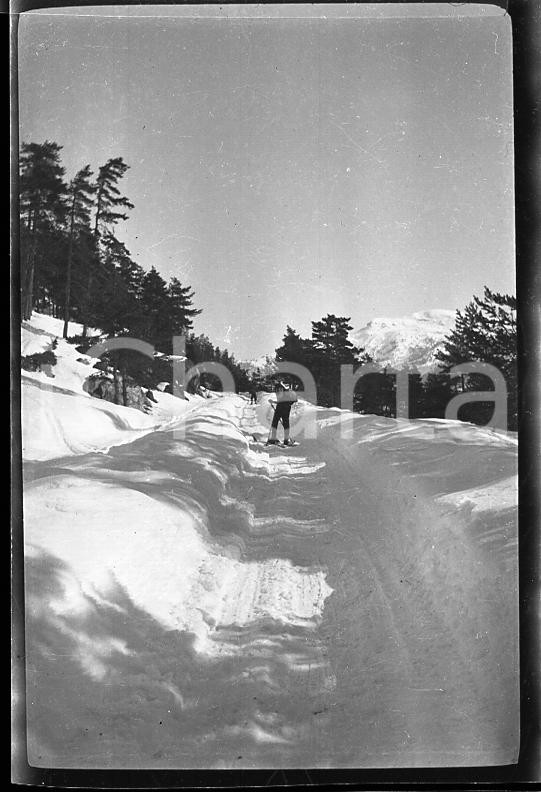 1925 CLAVIERE (TO) Escursione sugli sci *6X4cm NEGATIVO ORIGINALE  Negativo originale in bianco e nero (su pellicola), in formato cm 6 x 4E' severamente vietata la riproduzione. Tutti i diritti sono riservati. ICharta mette in vendita, sul negozio eBay e in esclusiva sul sito "icharta" il proprio archivio composto da numerose diapositive e negativi fotografici d'epoca, tutti originali e autentici, che attraversano la storia del costume italiano tra gli la fine degli anni Sessanta e Novanta.Si tratta di uno sguardo inedito sull'attualità, la politica, la vita quotidiana, il gossip e la cultura, che fotografa il cambiamento della nazione in quest'ultimo scorcio del XX secolo. Un'occasione unica per il mercato del collezionismo, che vede finalmente disponibile un archivio eccezionale per vastità, tematiche e condizioni, in un settore (il negativo fotografico e la diapositiva) di assoluta novità e dalle interessanti prospettive di investimento. CONDIZIONI:FAIR/discretoFORMATO: cm 6 x 4 originale e autentica 1