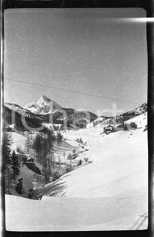 1925 CLAVIERE (TO) Paesaggio invernale - Panorama (4) *6X4cm NEGATIVO ORIGINALE  Negativo originale in bianco e nero (su pellicola), in formato cm 6 x 4 CONDIZIONI: POOR (sovraesposizione al margine destro)E' severamente vietata la riproduzione. Tutti i diritti sono riservati. ICharta mette in vendita, sul negozio eBay e in esclusiva sul sito "icharta" il proprio archivio composto da numerose diapositive e negativi fotografici d'epoca, tutti originali e autentici, che attraversano la storia del costume italiano tra gli la fine degli anni Sessanta e Novanta.Si tratta di uno sguardo inedito sull'attualit&agrave;, la politica, la vita quotidiana, il gossip e la cultura, che fotografa il cambiamento della nazione in quest'ultimo scorcio del XX secolo. Un'occasione unica per il mercato del collezionismo, che vede finalmente disponibile un archivio eccezionale per vastit&agrave;, tematiche e condizioni, in un settore (il negativo fotografico e la diapositiva) di assoluta novit&agrave; e dalle interessanti prospettive di investimento.  originale e autentica 1