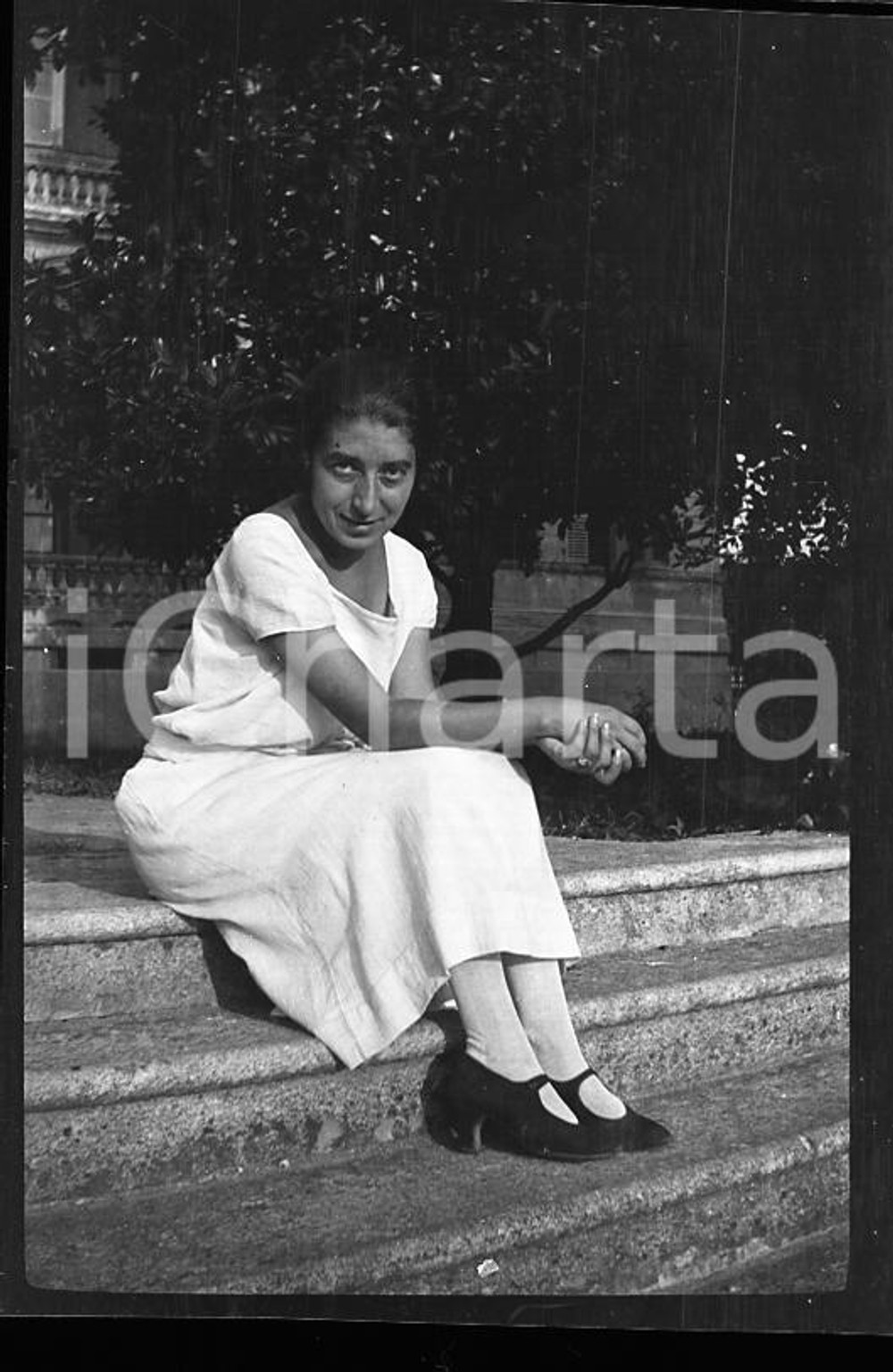 6X4cm NEGATIVO ORIGINALE* 1923 VILLAR FOCCHIARDO Ritratto di donna seduta  Negativo originale in bianco e nero (su pellicola), in formato cm 6 x 4 CONDIZIONI: FAIR (striature)E' severamente vietata la riproduzione. Tutti i diritti sono riservati. ICharta mette in vendita, sul negozio eBay e in esclusiva sul sito "icharta" il proprio archivio composto da numerose diapositive e negativi fotografici d'epoca, tutti originali e autentici, che attraversano la storia del costume italiano tra gli la fine degli anni Sessanta e Novanta.Si tratta di uno sguardo inedito sull'attualit&agrave;, la politica, la vita quotidiana, il gossip e la cultura, che fotografa il cambiamento della nazione in quest'ultimo scorcio del XX secolo. Un'occasione unica per il mercato del collezionismo, che vede finalmente disponibile un archivio eccezionale per vastit&agrave;, tematiche e condizioni, in un settore (il negativo fotografico e la diapositiva) di assoluta novit&agrave; e dalle interessanti prospettive di investimento.  originale e autentica 1