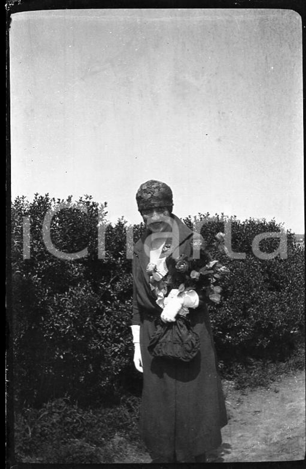 6X4cm NEGATIVO ORIGINALE* 1923 VILLAR FOCCHIARDO Signora con mazzo di fiori (4)  Negativo originale in bianco e nero (su pellicola), in formato cm 6 x 4 CONDIZIONI: FAIR (lievi striature)E' severamente vietata la riproduzione. Tutti i diritti sono riservati. ICharta mette in vendita, sul negozio eBay e in esclusiva sul sito "icharta" il proprio archivio composto da numerose diapositive e negativi fotografici d'epoca, tutti originali e autentici, che attraversano la storia del costume italiano tra gli la fine degli anni Sessanta e Novanta.Si tratta di uno sguardo inedito sull'attualit&agrave;, la politica, la vita quotidiana, il gossip e la cultura, che fotografa il cambiamento della nazione in quest'ultimo scorcio del XX secolo. Un'occasione unica per il mercato del collezionismo, che vede finalmente disponibile un archivio eccezionale per vastit&agrave;, tematiche e condizioni, in un settore (il negativo fotografico e la diapositiva) di assoluta novit&agrave; e dalle interessanti prospettive di investimento.  originale e autentica 1