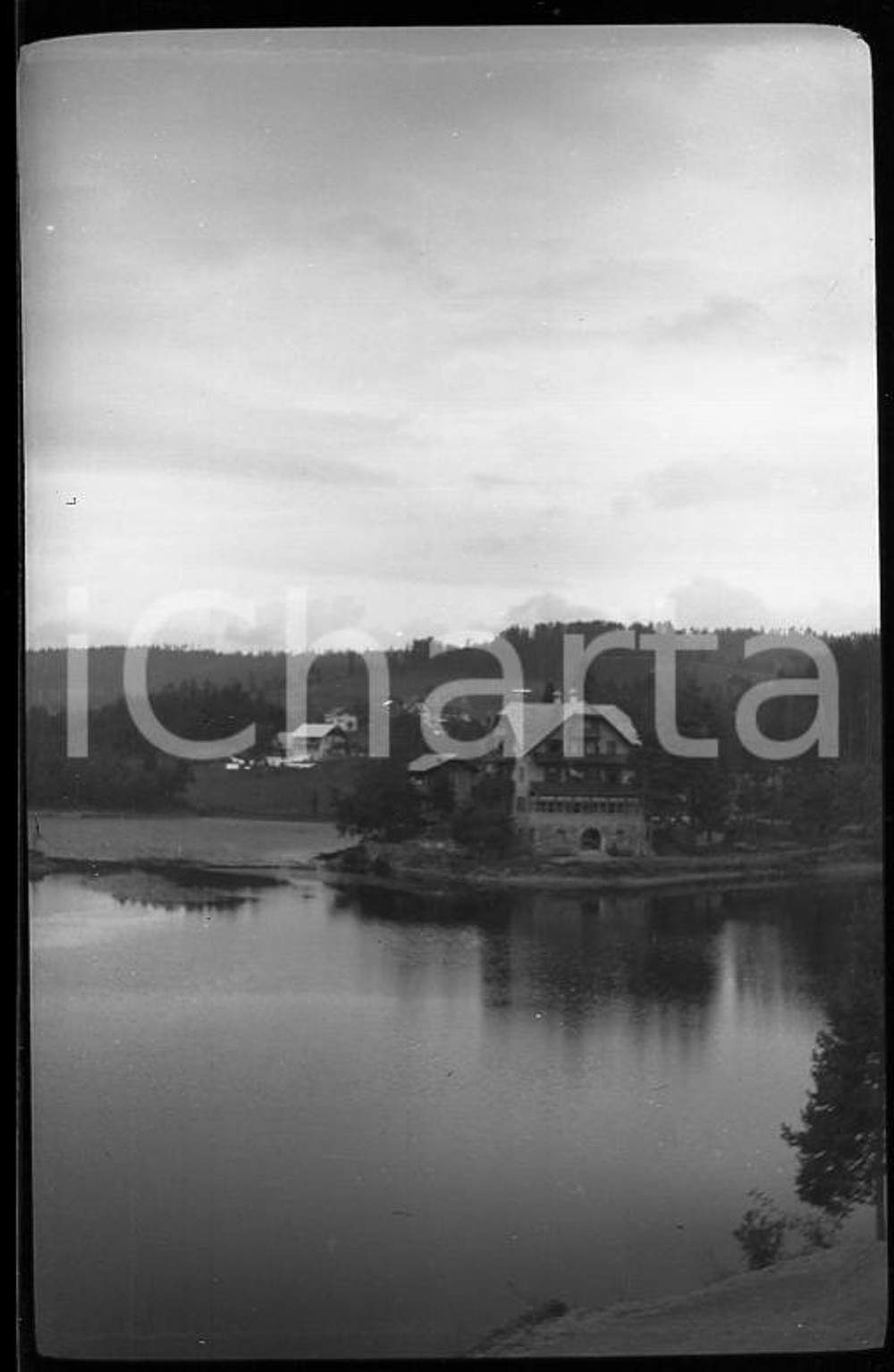 1930 LAGO DI MISURINA Scorcio panoramico  *NEGATIVO ORIGINALE  Negativo originale in bianco e nero (su pellicola), in formato cm 6 x 4 E' severamente vietata la riproduzione. Tutti i diritti sono riservati.ICharta mette in vendita, sul negozio eBay e in esclusiva sul sito "icharta" il proprio archivio composto da numerose diapositive e negativi fotografici d'epoca, tutti originali e autentici, che attraversano la storia del costume italiano tra gli la fine degli anni Sessanta e Novanta.Si tratta di uno sguardo inedito sull'attualità, la politica, la vita quotidiana, il gossip e la cultura, che fotografa il cambiamento della nazione in quest'ultimo scorcio del XX secolo. Un'occasione unica per il mercato del collezionismo, che vede finalmente disponibile un archivio eccezionale per vastità, tematiche e condizioni, in un settore (il negativo fotografico e la diapositiva) di assoluta novità e dalle interessanti prospettive di investimento.  FAIR/discreto Difetti come da scansione FORMATO: cm 6 x 4 originale e autentica 1