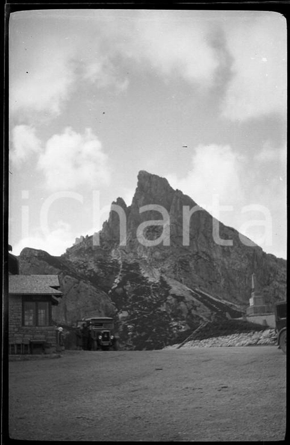 6X4cm NEGATIVO ORIGINALE* 1930 SAN MARTINO DI CASTROZZA Pale dal Passo Rolle  Negativo originale in bianco e nero (su pellicola), in formato cm 6 x 4 E' severamente vietata la riproduzione. Tutti i diritti sono riservati.ICharta mette in vendita, sul negozio eBay e in esclusiva sul sito "icharta" il proprio archivio composto da numerose diapositive e negativi fotografici d'epoca, tutti originali e autentici, che attraversano la storia del costume italiano tra gli la fine degli anni Sessanta e Novanta.Si tratta di uno sguardo inedito sull'attualità, la politica, la vita quotidiana, il gossip e la cultura, che fotografa il cambiamento della nazione in quest'ultimo scorcio del XX secolo. Un'occasione unica per il mercato del collezionismo, che vede finalmente disponibile un archivio eccezionale per vastità, tematiche e condizioni, in un settore (il negativo fotografico e la diapositiva) di assoluta novità e dalle interessanti prospettive di investimento. CONDIZIONI:FAIR/discretoFORMATO: cm 6 x 4 originale e autentica 1