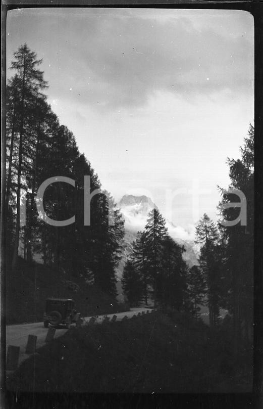 6X4cm NEGATIVO ORIGINALE* 1930 SAN MARTINO DI CASTROZZA Scorcio serale con auto  Negativo originale in bianco e nero (su pellicola), in formato cm 6 x 4 E' severamente vietata la riproduzione. Tutti i diritti sono riservati. ICharta mette in vendita, sul negozio eBay e in esclusiva sul sito "icharta" il proprio archivio composto da numerose diapositive e negativi fotografici d'epoca, tutti originali e autentici, che attraversano la storia del costume italiano tra gli la fine degli anni Sessanta e Novanta.Si tratta di uno sguardo inedito sull'attualità, la politica, la vita quotidiana, il gossip e la cultura, che fotografa il cambiamento della nazione in quest'ultimo scorcio del XX secolo. Un'occasione unica per il mercato del collezionismo, che vede finalmente disponibile un archivio eccezionale per vastità, tematiche e condizioni, in un settore (il negativo fotografico e la diapositiva) di assoluta novità e dalle interessanti prospettive di investimento. CONDIZIONI:FAIR/discretoFORMATO: cm 6 x 4 originale e autentica 1